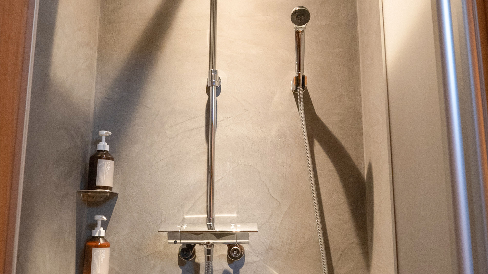 ・【OMOYAシャワールーム】全身を包み込むリラックス効果と保温性が高いレインシャワーも設置