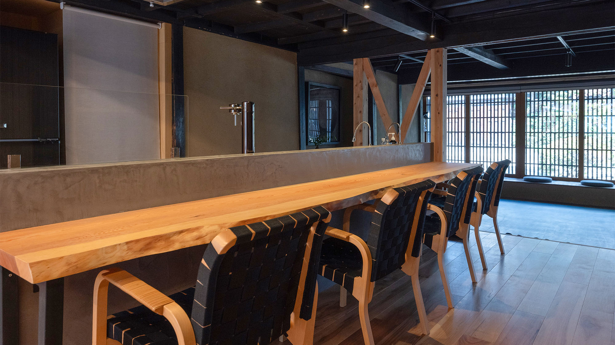 ・【OMOYAキッチン】新旧が融合した不思議な空間。格子窓からは、優しい光が差し込みます