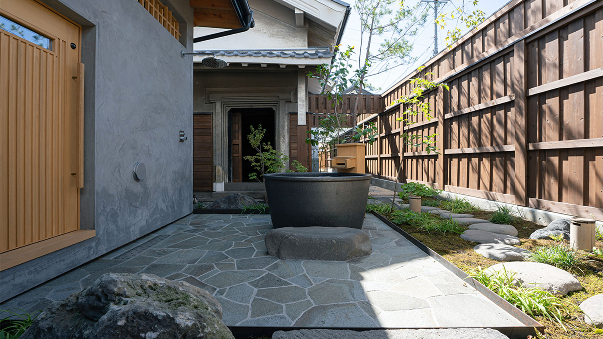 ・【中庭】信楽焼の水風呂は、サウナ後の身体を穏やかに整えます