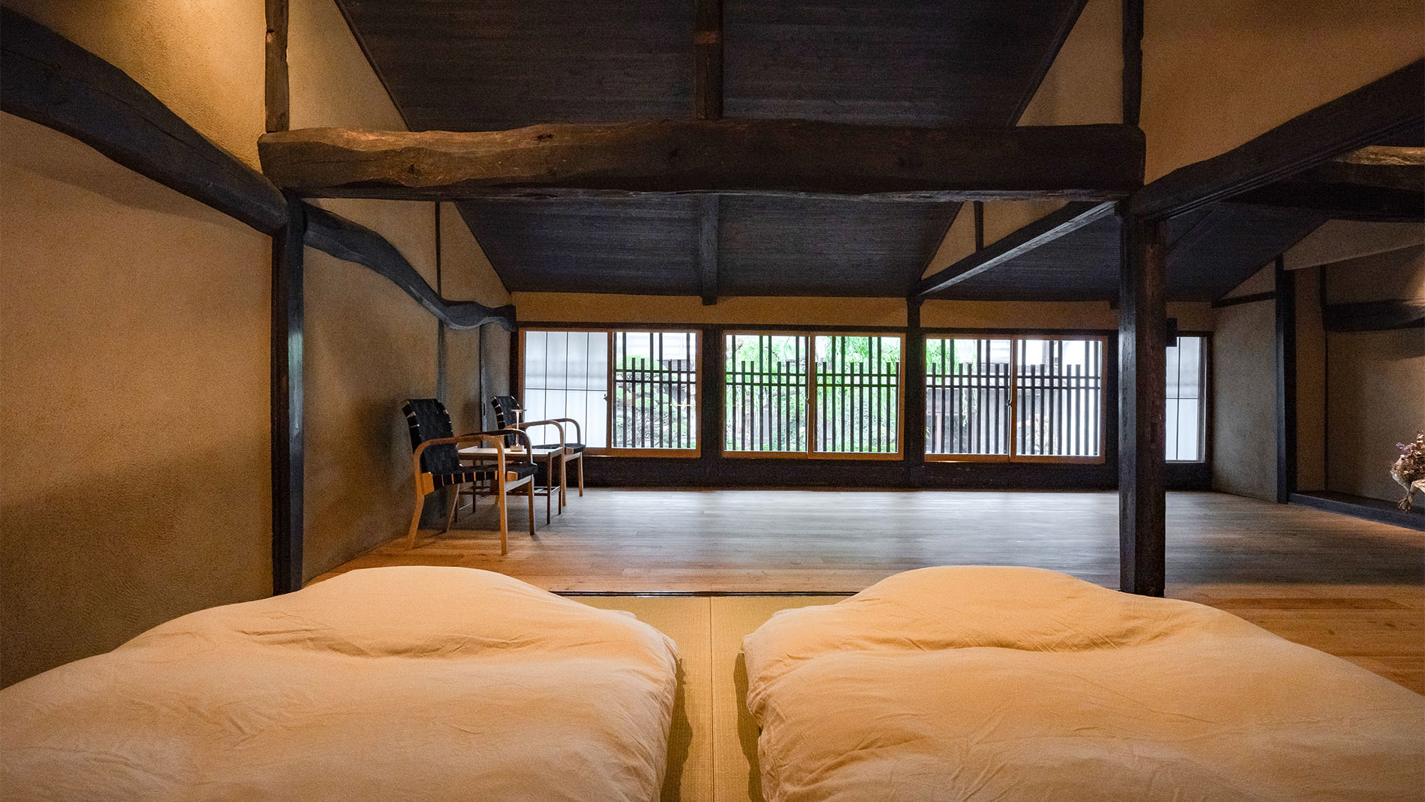 ・【OMOYA寝室】明治2年建造の建物2階に、セミダブルのマットレスを2組をご用意