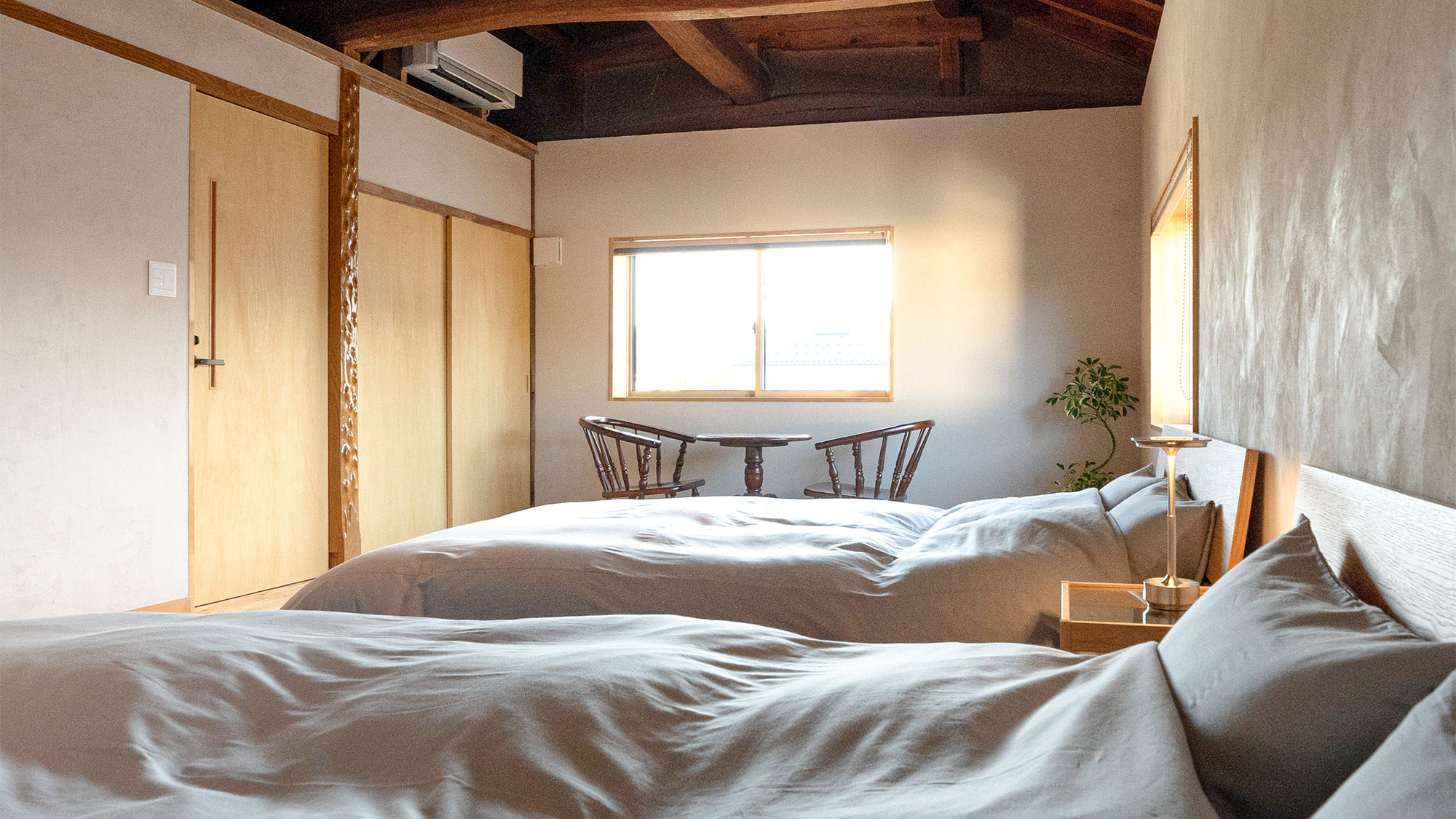 ・【OKAIKO寝室】分厚い土壁に覆われた部屋は、室温が保たれた安らぎの空間です