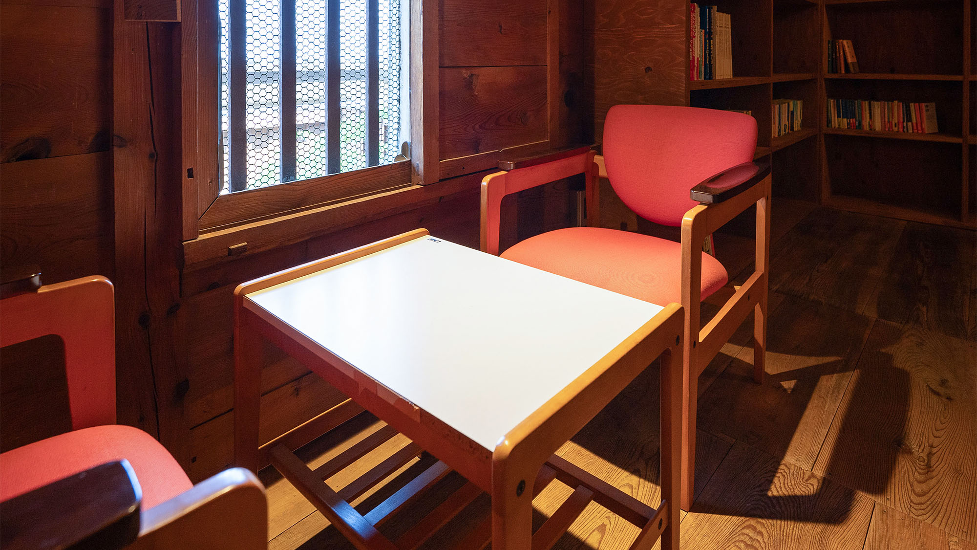 ・【DOZO図書館】窓から差し込む限られた光が、心地よい雰囲気を作り出します