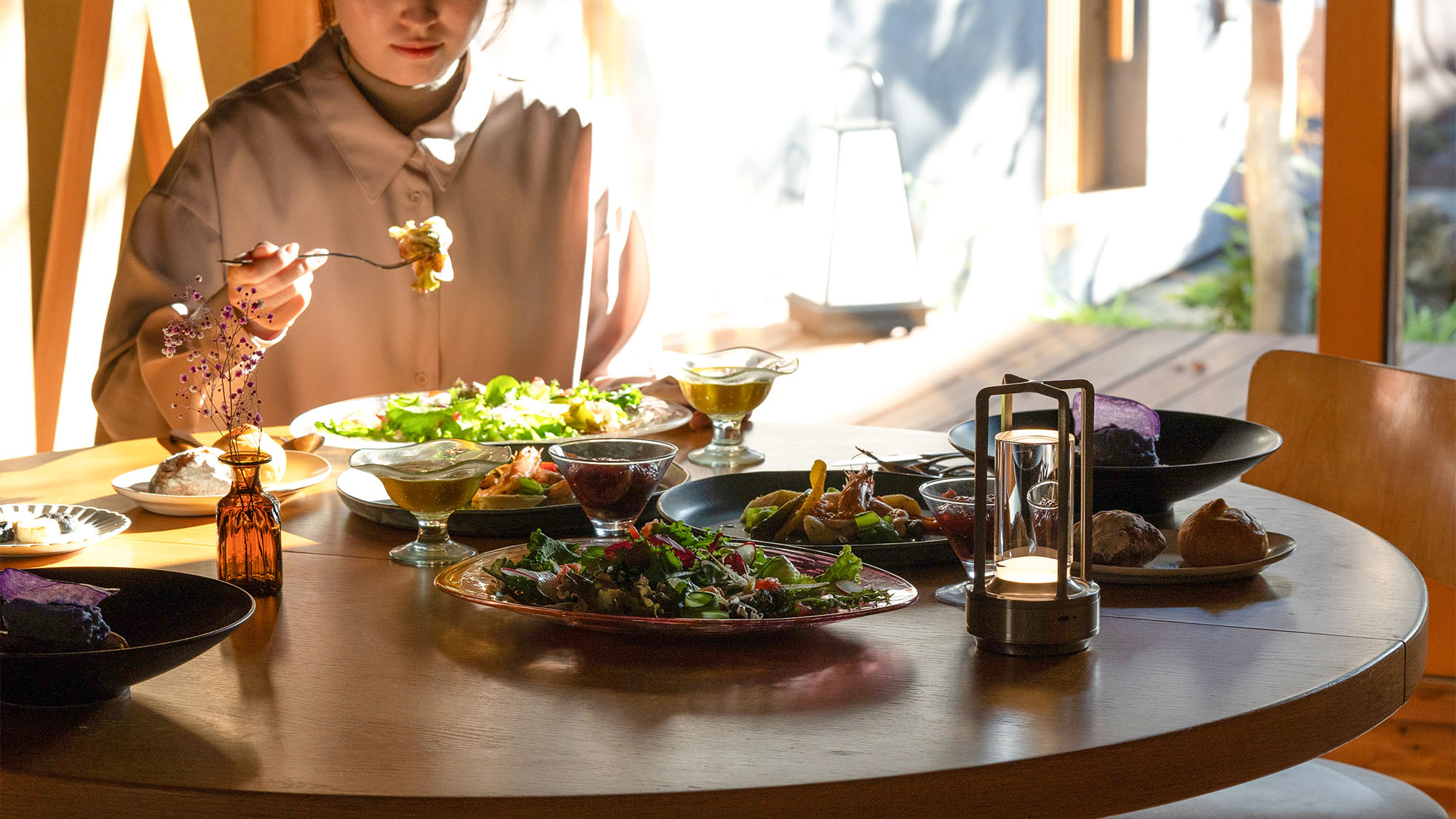・【ご夕食一例】お部屋でのお食事。周囲を気にせずにディナータイムをお楽しみいただけます