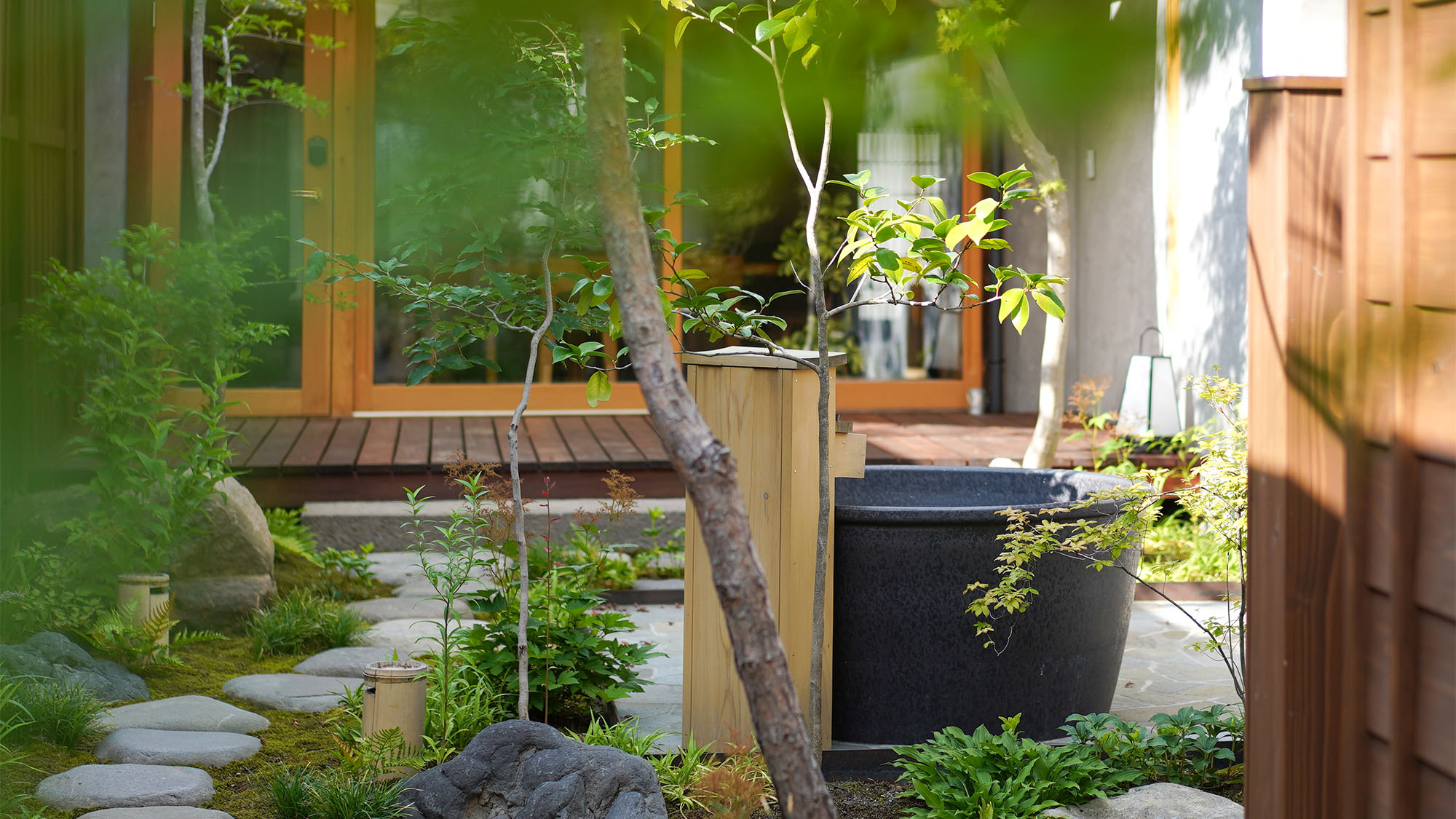 ・【中庭】季節の移ろいを感じながら、水風呂をお使いいただけます