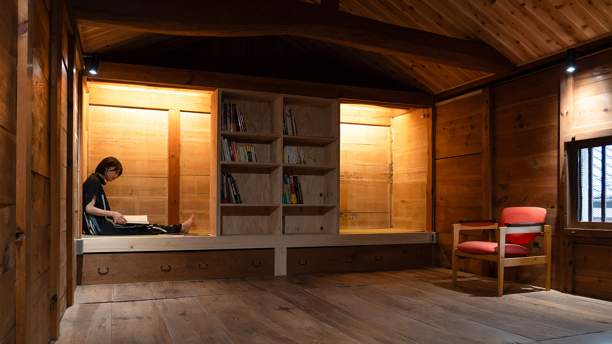 ・【DOZO図書館】明治10年建造の土蔵をリノベーション。静けさと安定した室温が特徴です