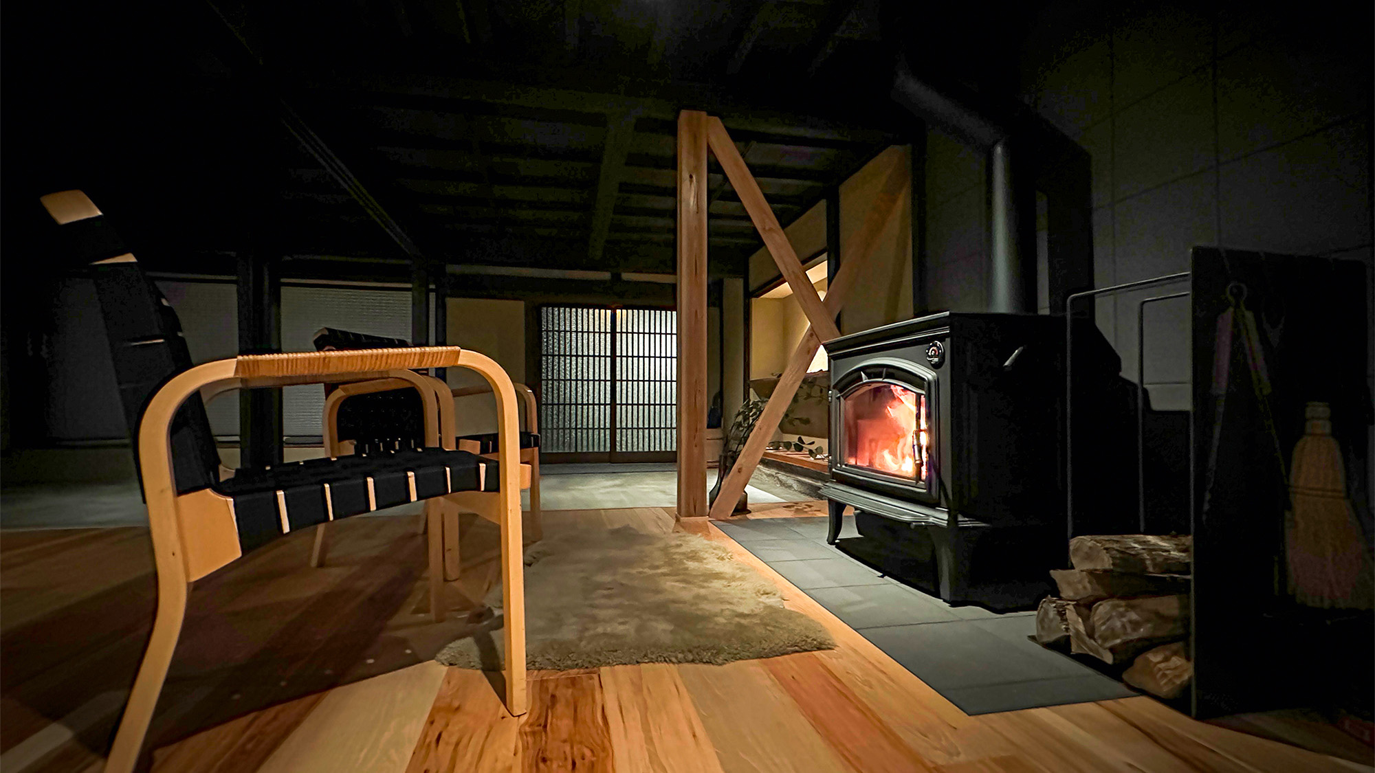 ・【OMOYAストーブ】寒い時期には薪のはぜる音に耳を傾け、静かな時間をお過ごしいただけます