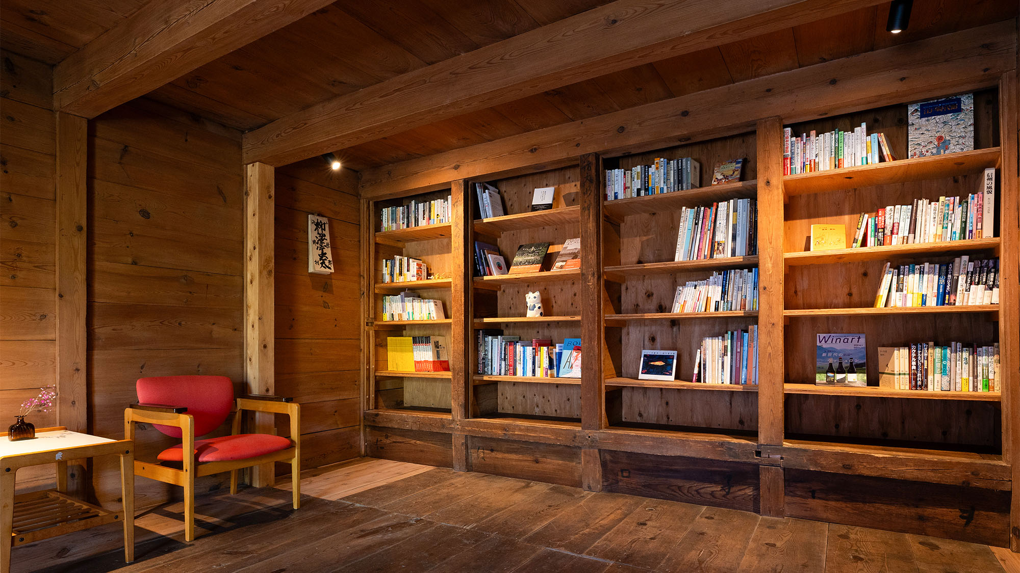 ・【DOZO図書館】本棚は土蔵のお米を保管する棚を活用。気になる本を自由に手にとってみてください
