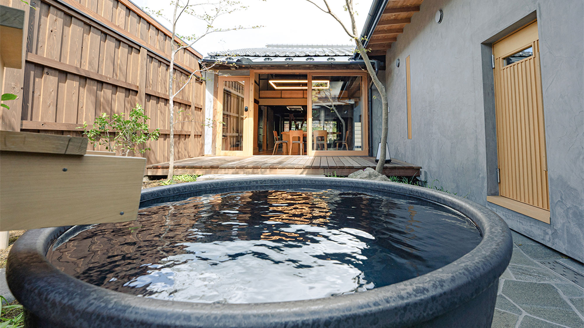 ・【OMOYA水風呂】サウナルームを出ると、庭に信楽焼の水風呂がございます