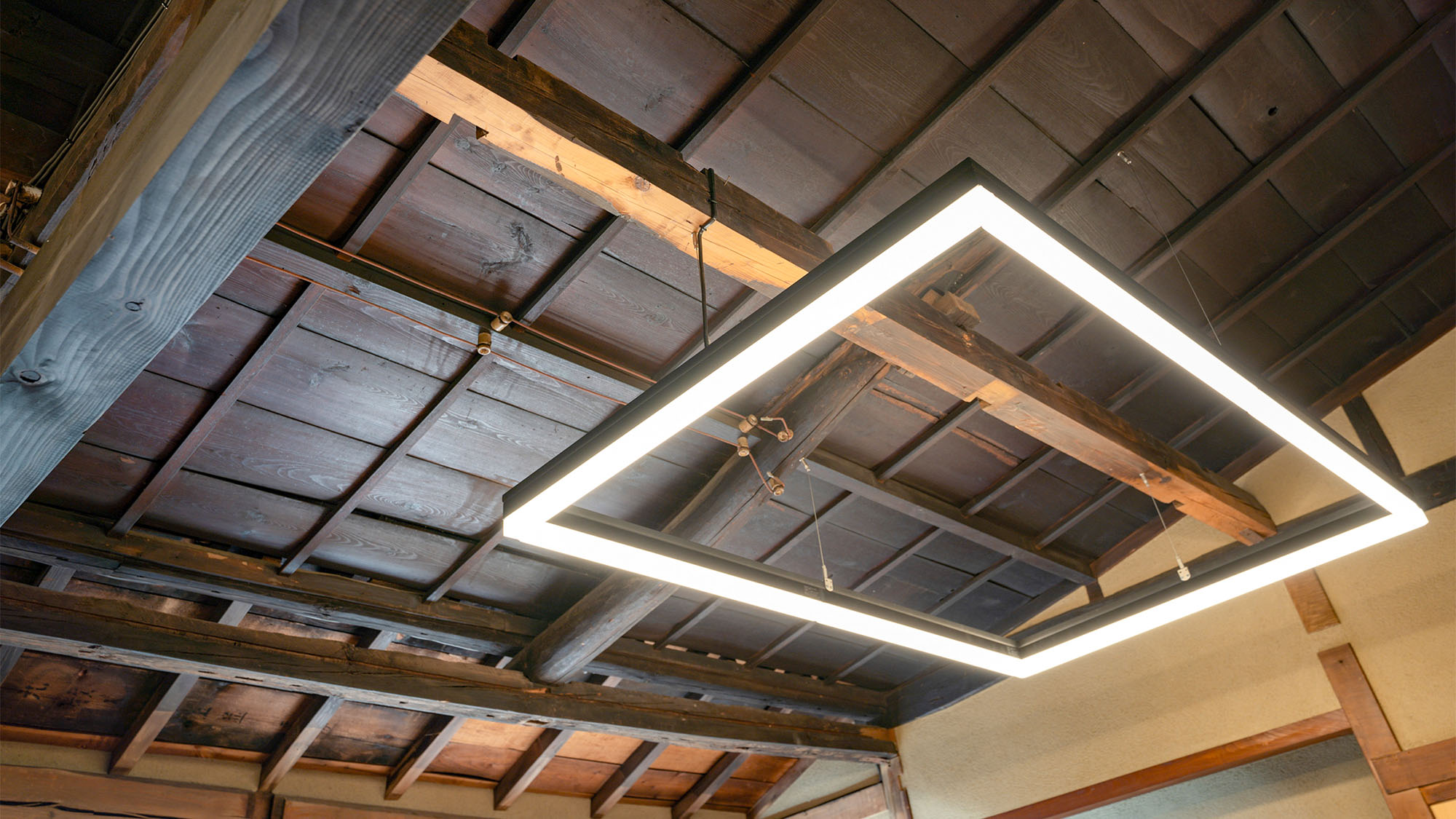 ・【OMOYAダイニング】歴史を感じさせる高い天井が、開放感と落ち着きを兼ね備えた空間を演出