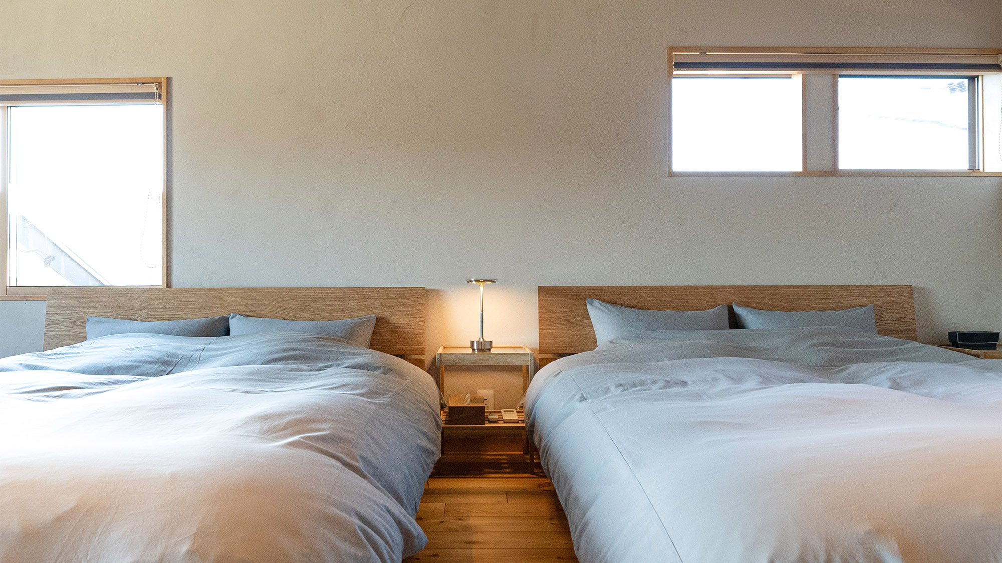 ・【OKAIKO寝室】窓からは優しい光が差し込み、朝は爽快にお目覚めいただけます