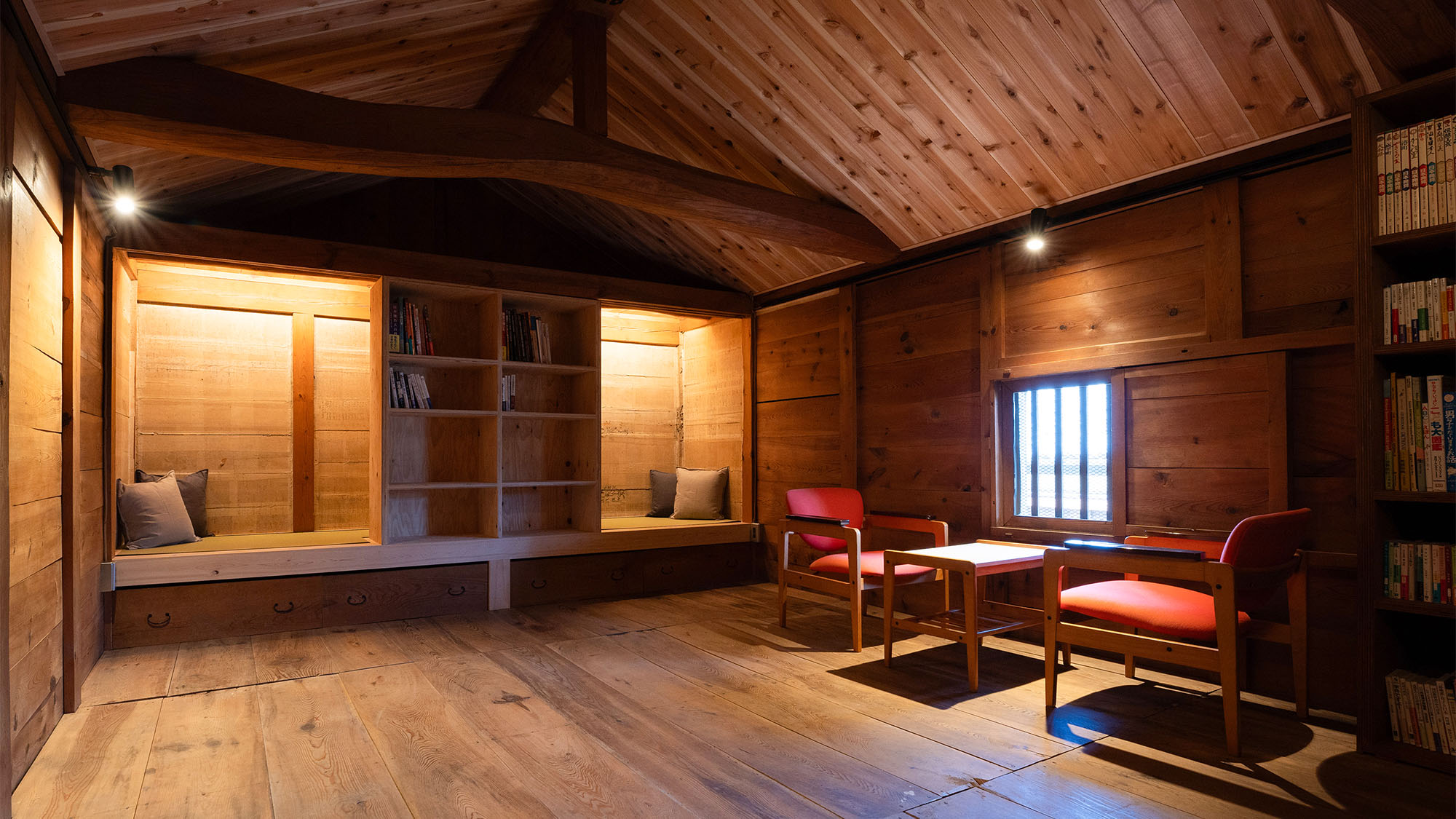 ・【DOZO図書館】限られた窓からの光が差し込み、凛とした静けさが広がります