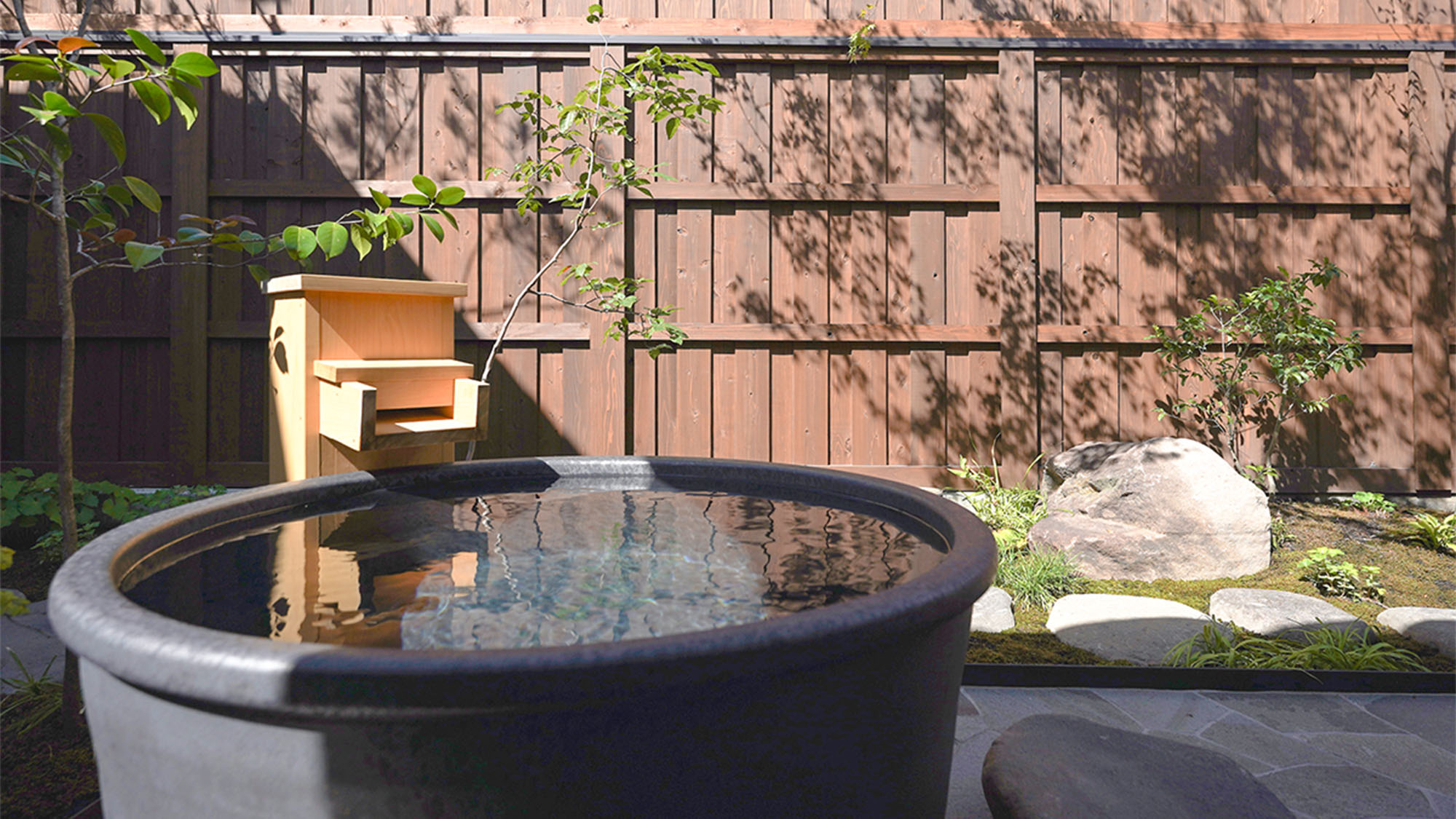 ・【OMOYA水風呂】開放感のある露天で誰にも邪魔されずととのう時間を満喫してください