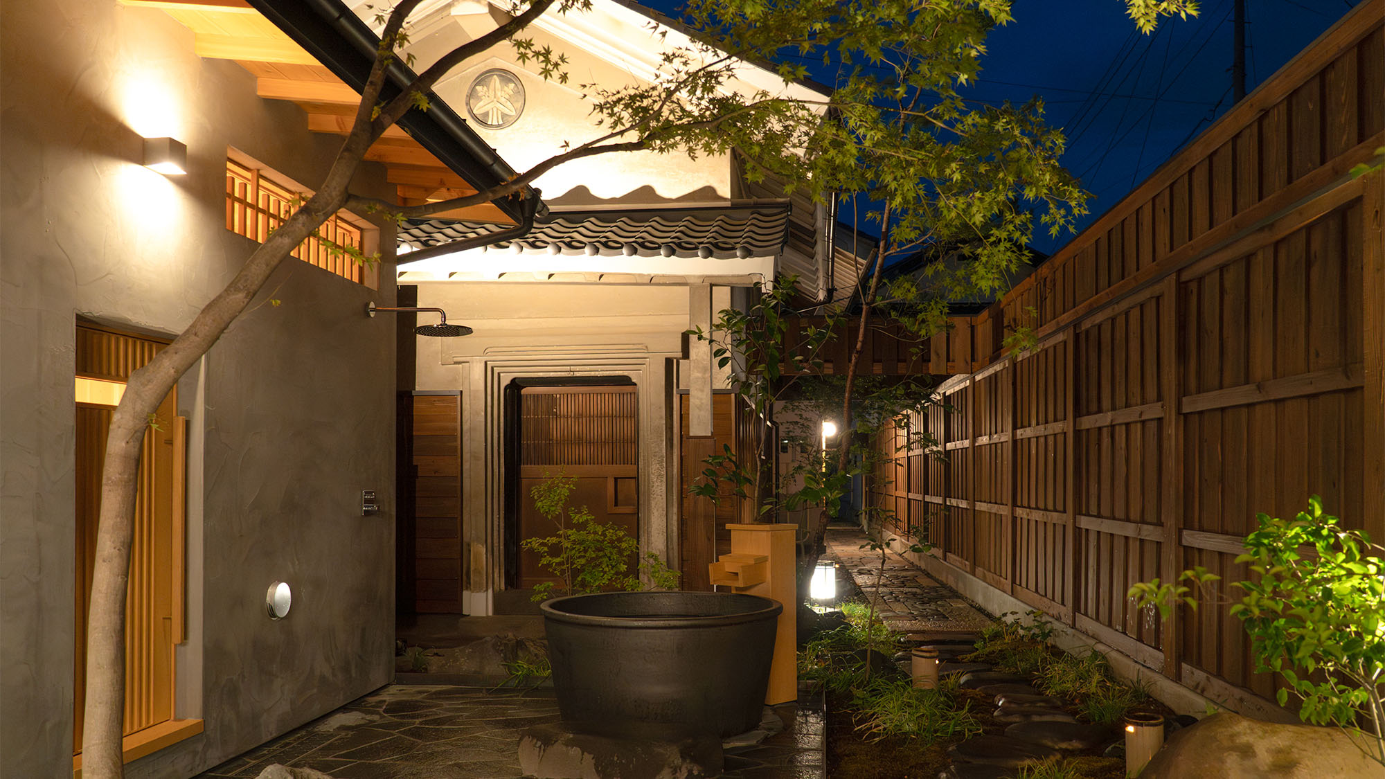 ・【中庭】夜は昼間とは違った幻想的な景色が広がります