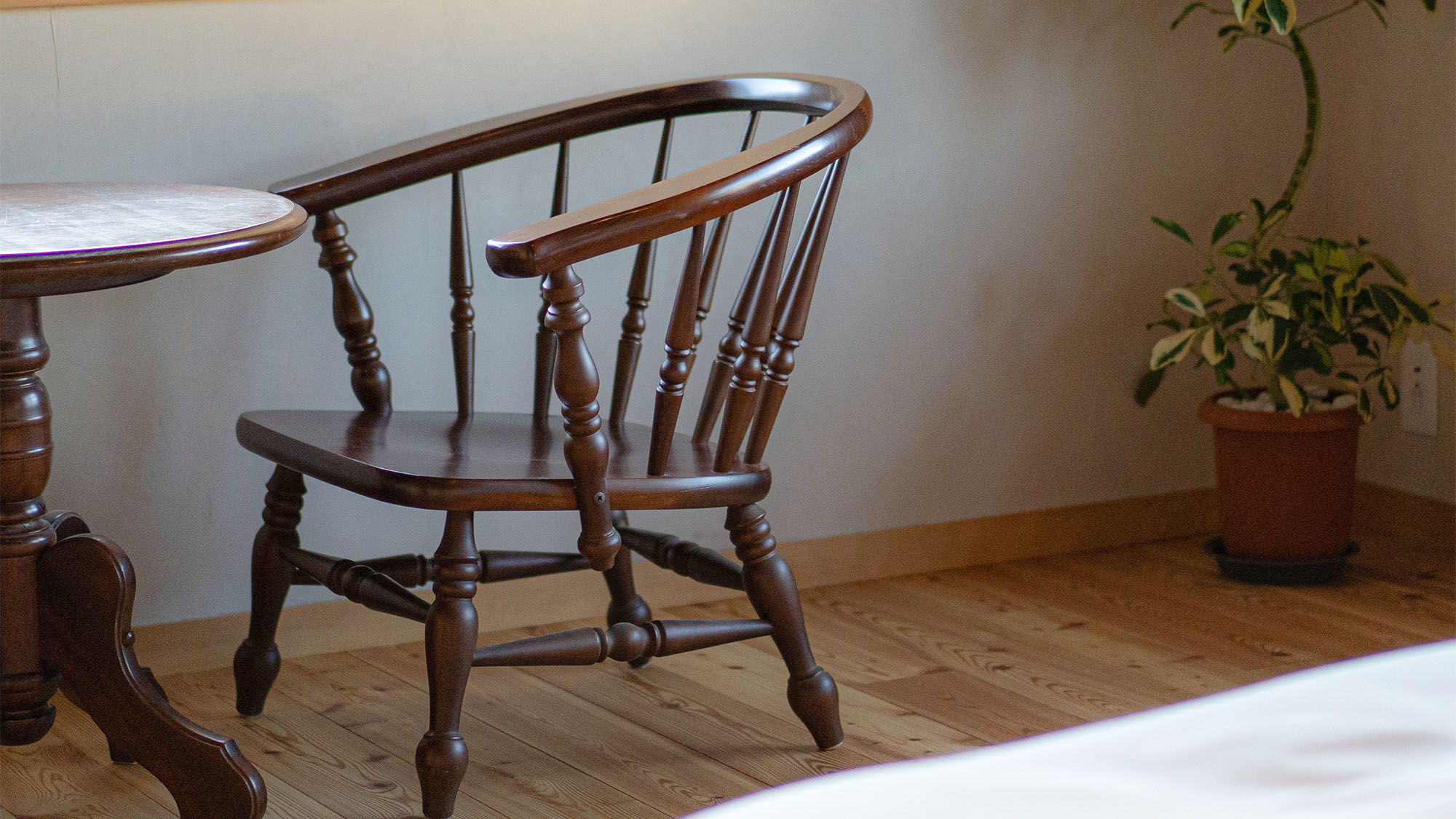 ・【OKAIKO寝室】ヴィンテージ家具がさりげなく空間を彩ります