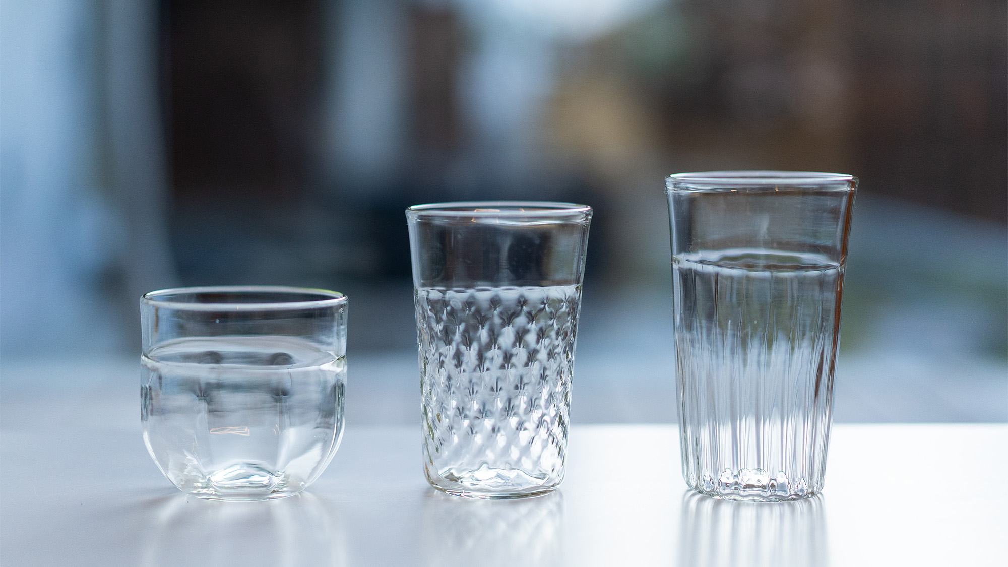 ・【OMOYAキッチン】ガラス作家が作ったグラスをはじめ、自由にご利用いただける食器をご用意