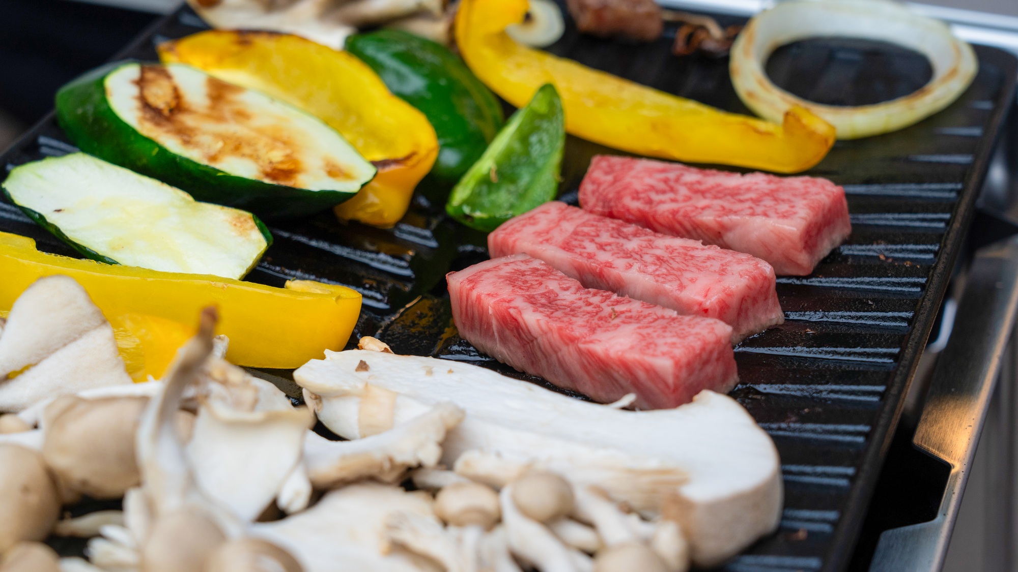・【BBQ】黒毛和牛のセットはお重に上牛タンなどの高級部位と野菜をお届けいたします