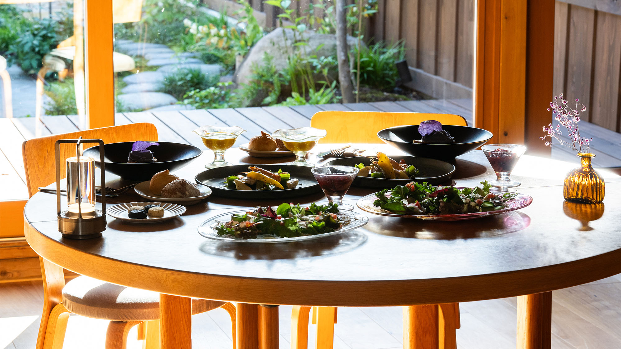 ・【ご夕食一例】地元人気レストラン「sens」のフレンチコースをデリバリーでお楽しみいただけます