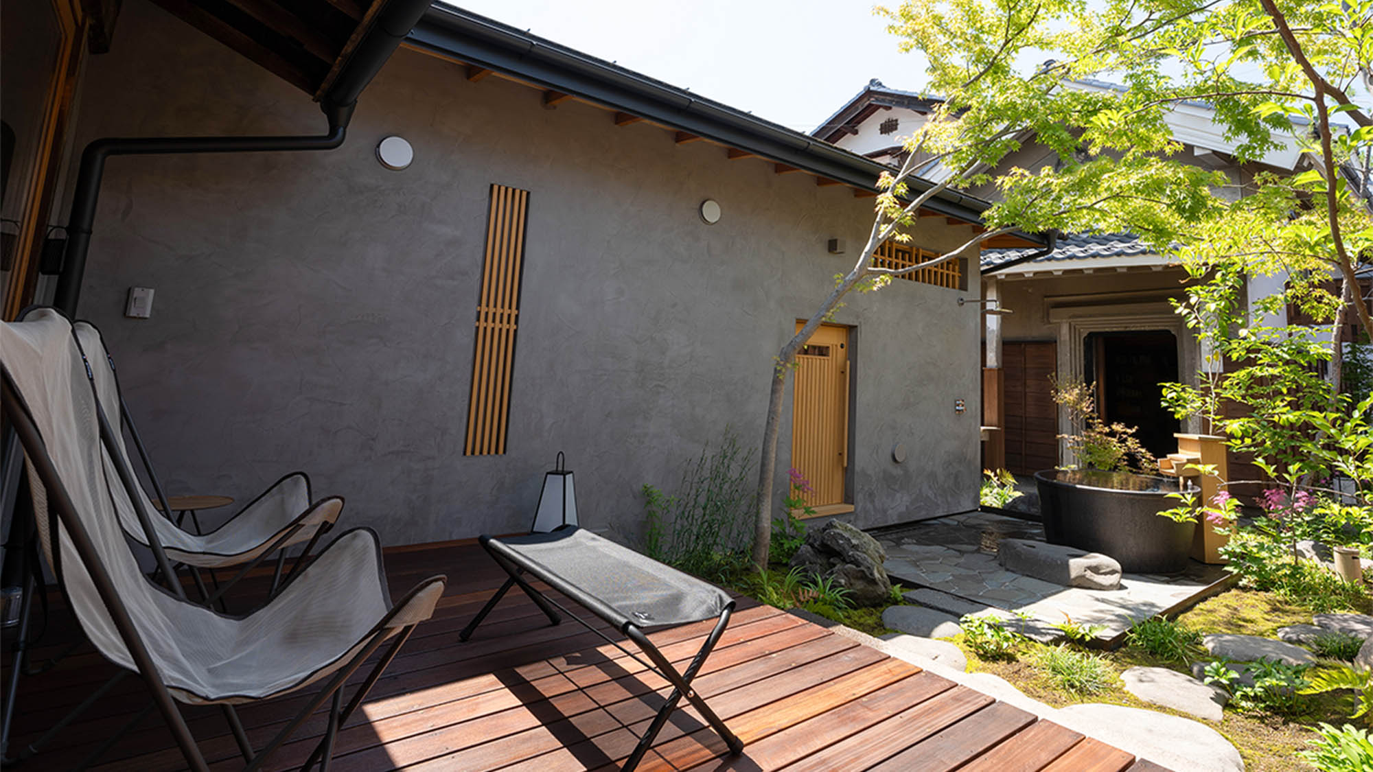 ・【OMOYAウッドデッキ】美しく調和のとれた中庭を眺めながら、お寛ぎください