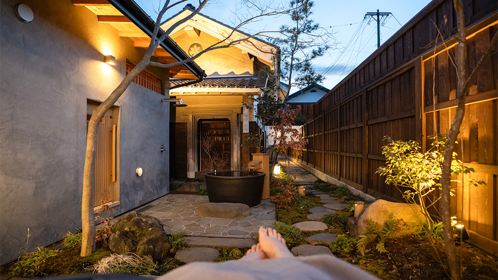 ・【OMOYAウッドデッキ】ウッドデッキからは、季節感あふれる中庭の景色をお楽しみいただけます