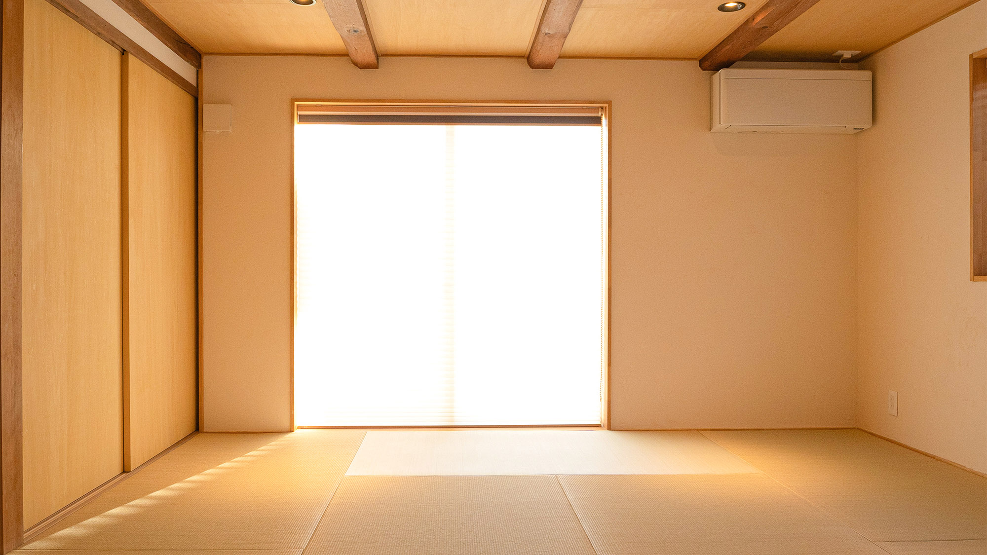 ・【OKAIKO和室】畳のお部屋で手足を伸ばしてゆったりとお寛ぎください