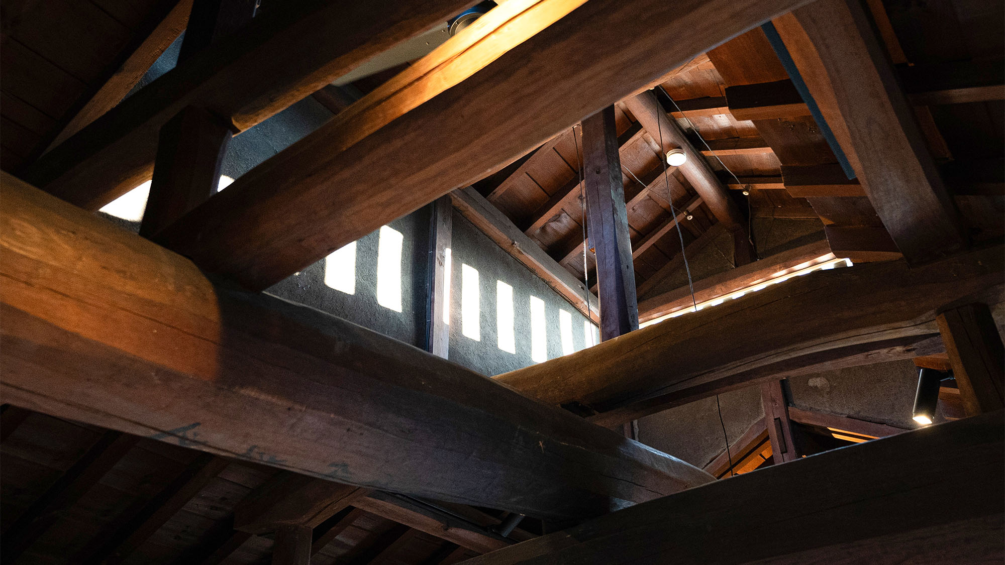 ・【OKAIKO寝室】往時の様子を今に伝える太い柱と梁、高い天井