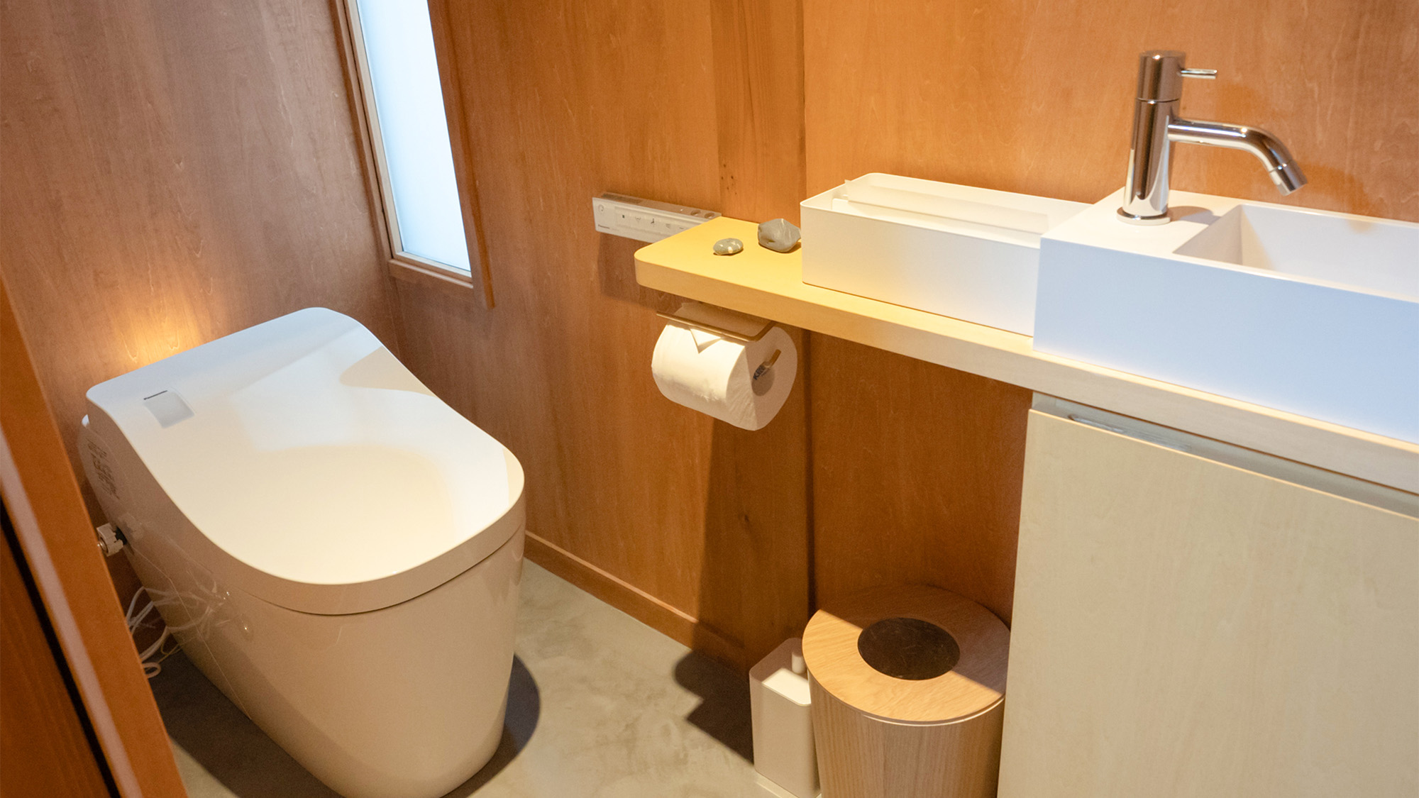 ・【OMOYAトイレ】ゆとりある広さ。温水洗浄便座付きで快適にご使用いただけます