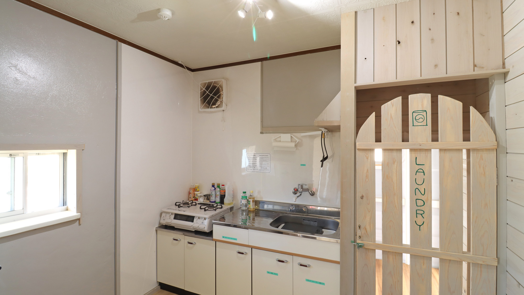 【2F】共用キッチン：備え付けの調味料はご自由にお使いいただけます