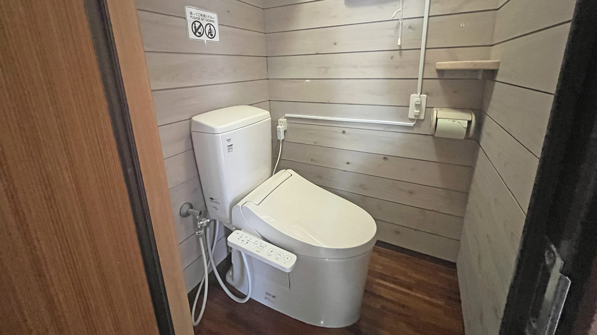 【2F】ウォシュレット付共同トイレ