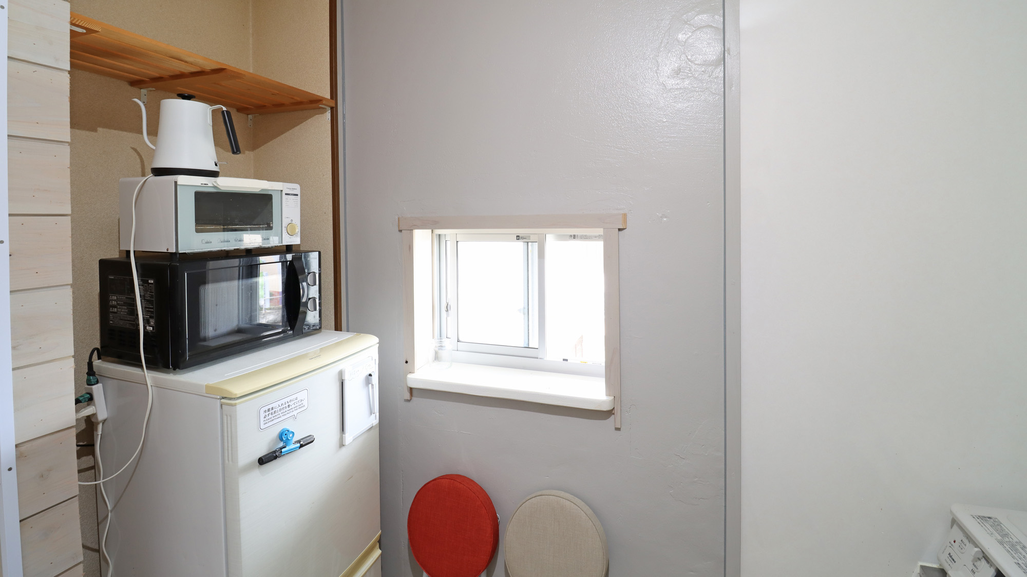 【2F】共用スペース：ポット・トースター・電子レンジ・冷蔵庫完備