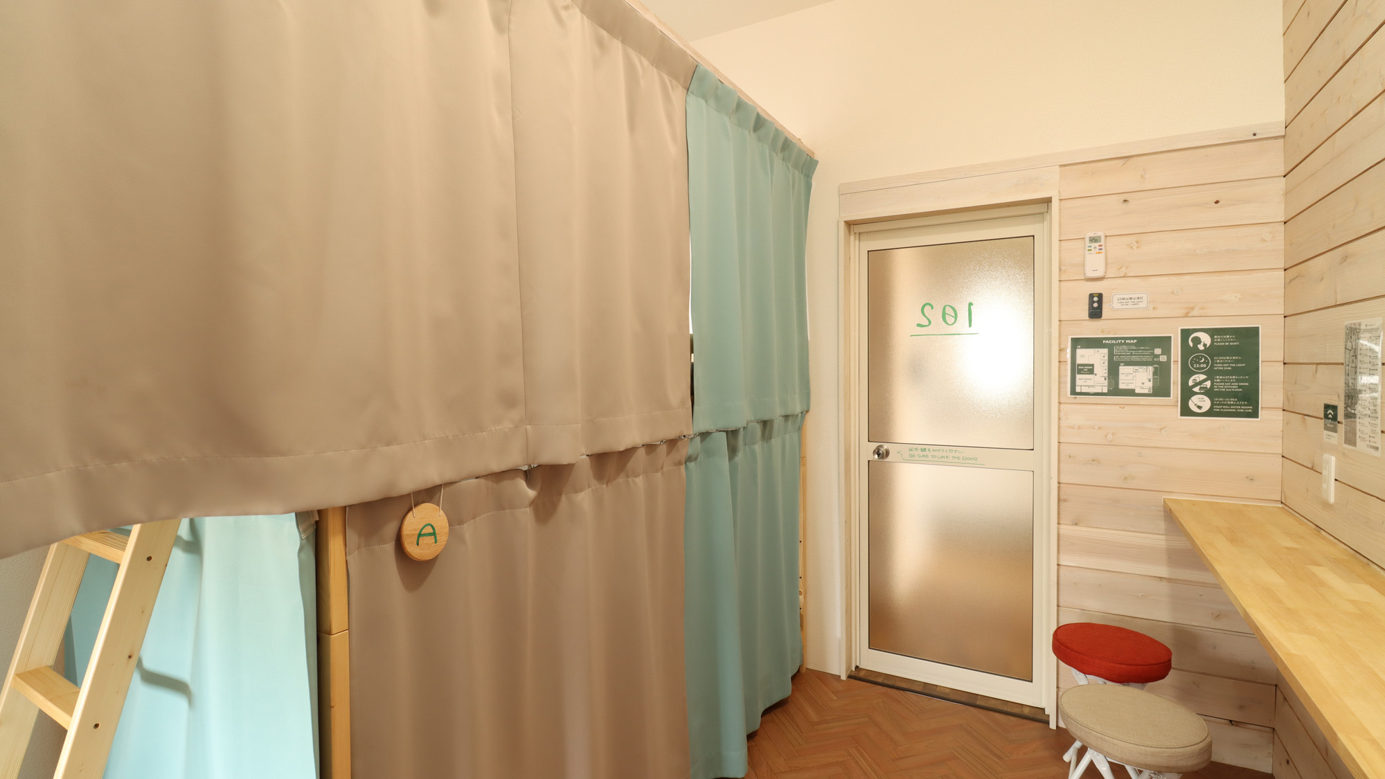 【1F】ドミトリー：カーテンで仕切れるので安心してお休みください