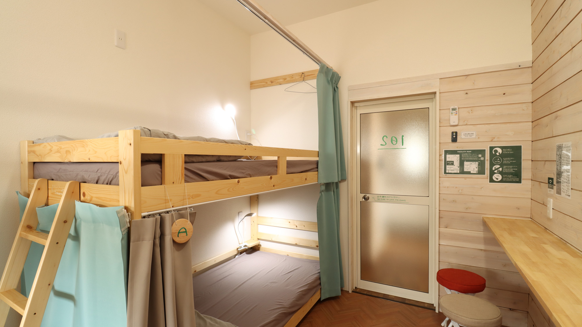 【1F】ドミトリー：照明・ハンガー・コンセントが各ベットについてます