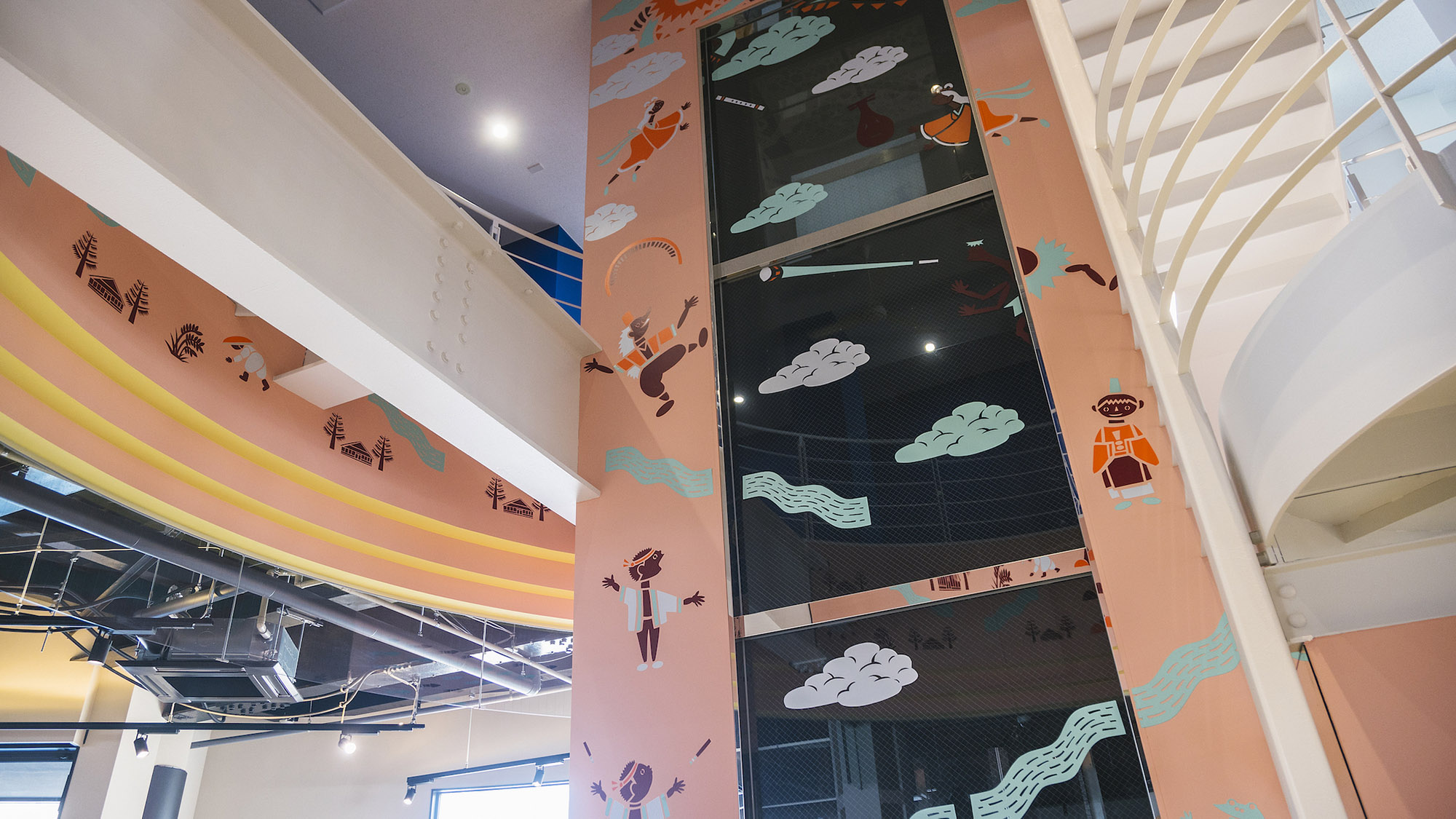 ・【階段】館内の開放感あふれるデザインは、友人や家族との思い出作りにぴったりです