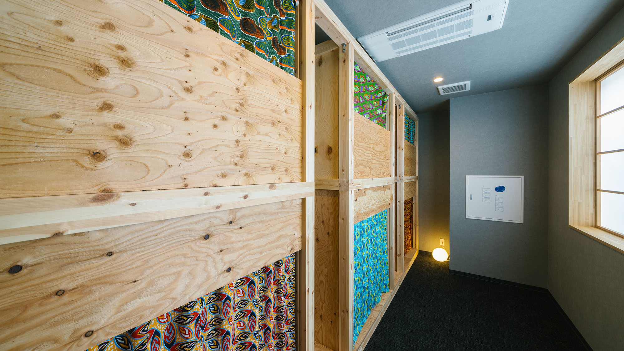 ・【ドミトリー#2】廊下も開放感があり、快適で居心地の良い館内です