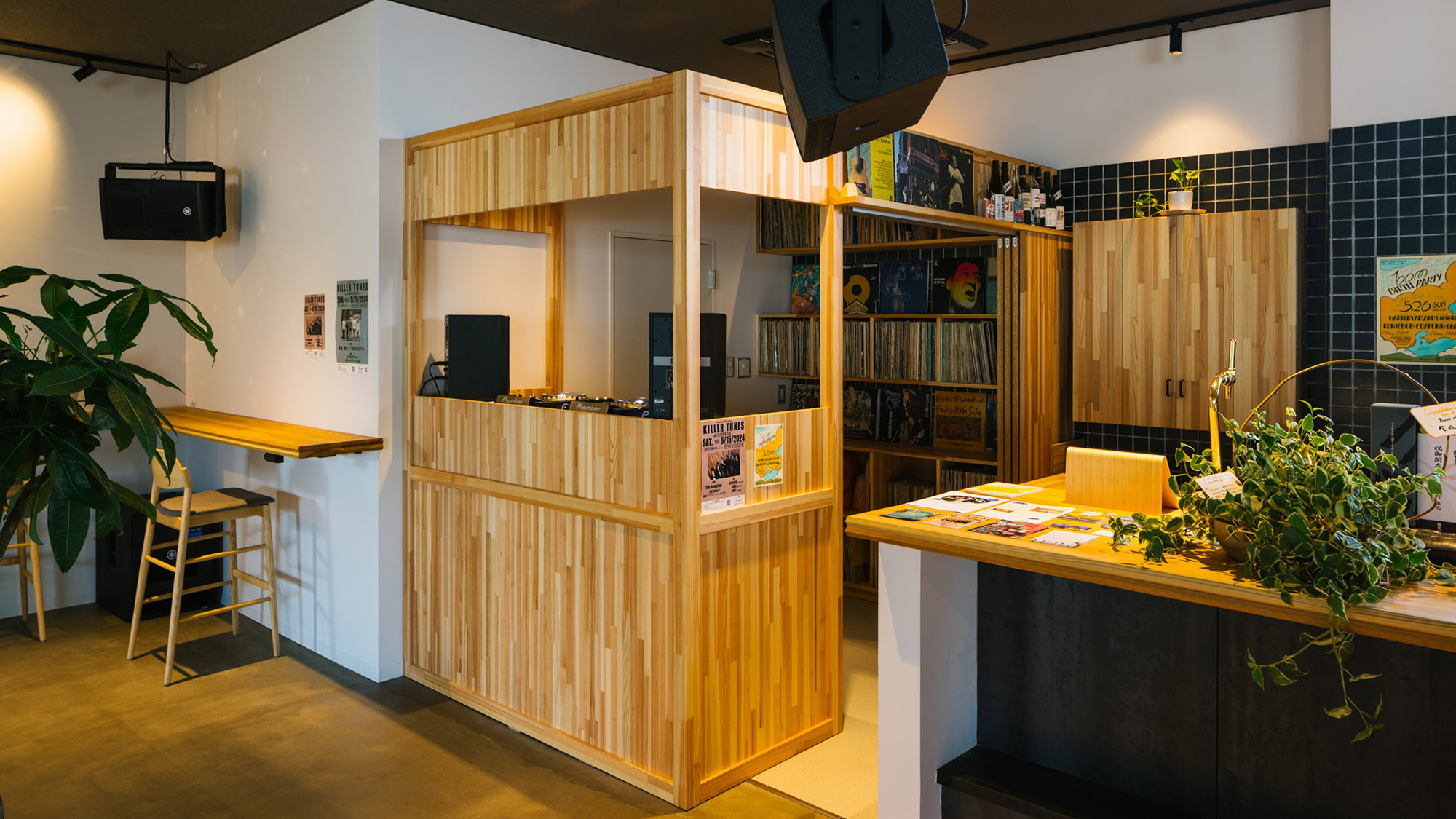 ・【caf&eacute; & music】本格DJブースでアナログレコードと夜を楽しみましょう