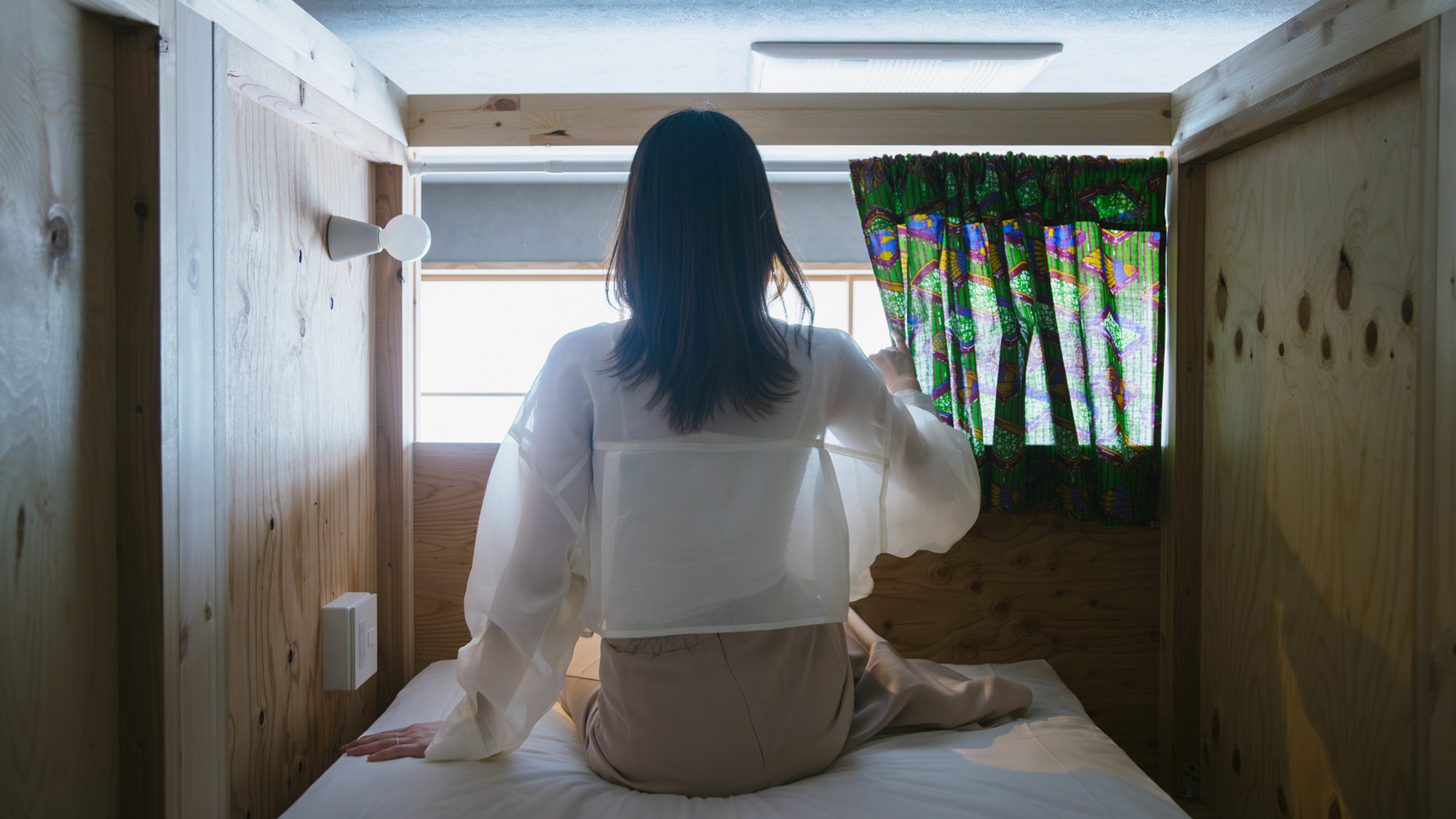 ・【ドミトリー#2】大きな窓から自然光が差し込み、明るく静かな個室空間でリラックス