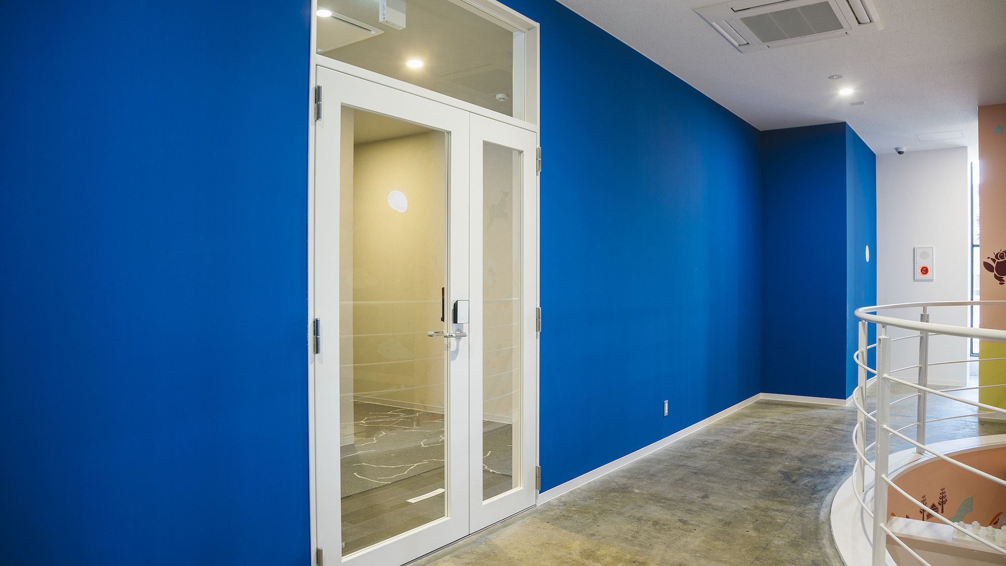 ・【館内】宿泊エリアには専用のパスコードで入室。セキュリティも万全！