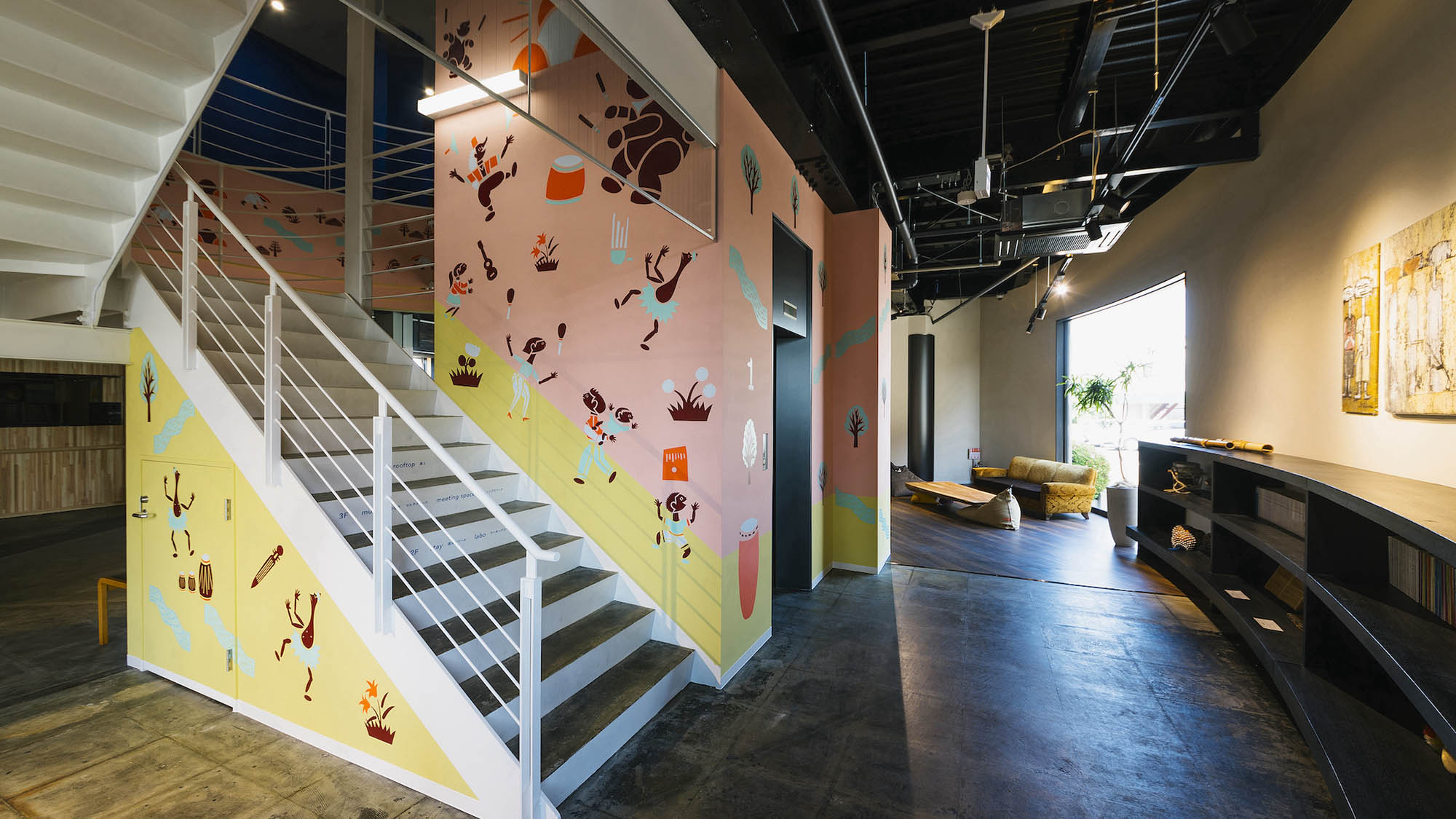 ・【階段】カラフルな壁アートが彩る階段でちょっと楽しくなる空間