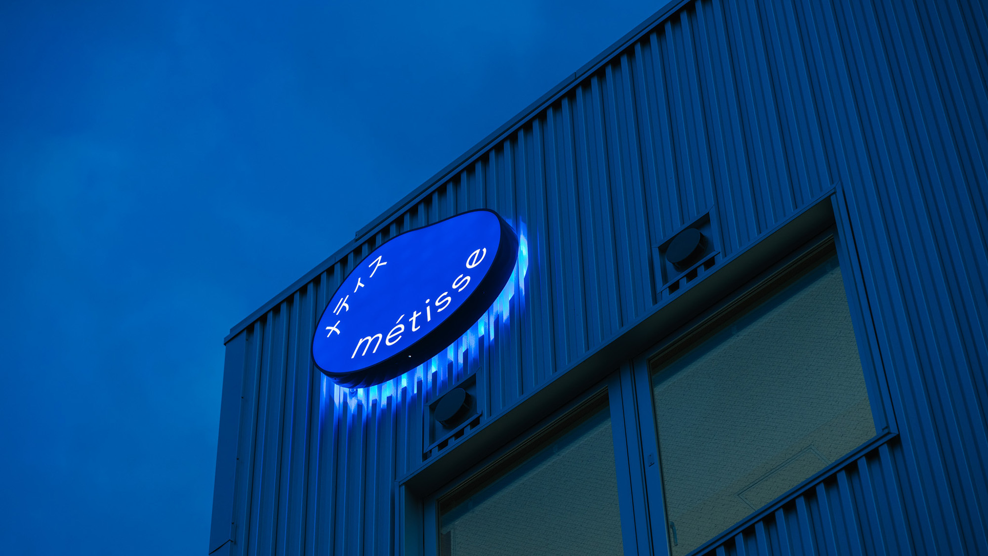 ・【看板】夜空にに輝くネオンの看板が目印。夜も安心してたどり着けるホテルです