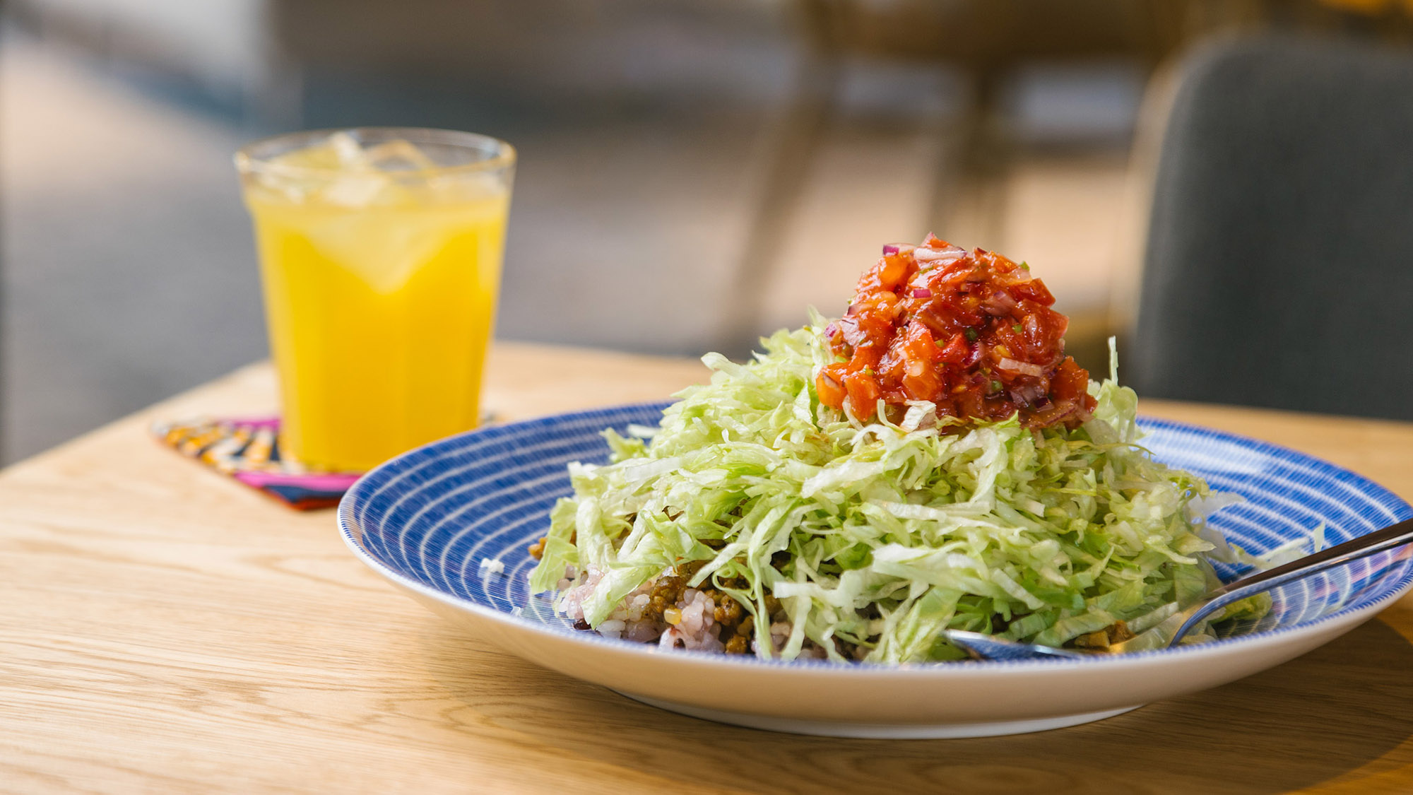 ・【caf&eacute; & music】彩り豊かな具材が楽しめる、ボリューム満点のタコライスです