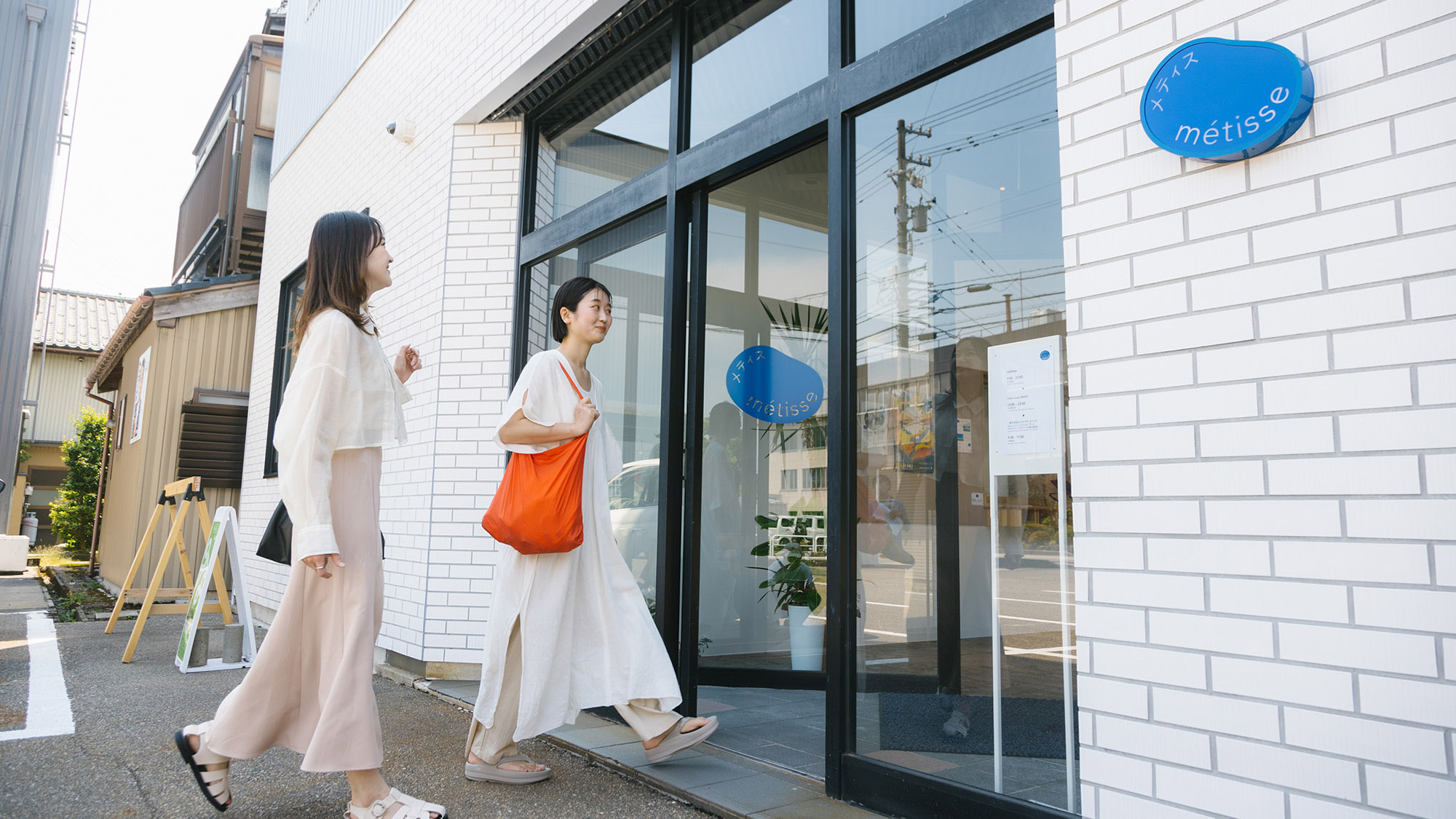 ・【外観】開放的なガラス扉が出迎える、明るく清潔感あふれるエントランスです