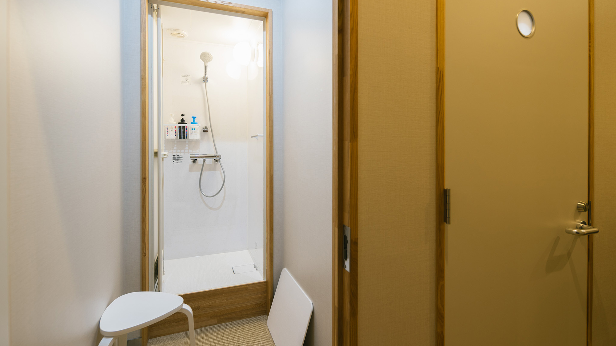 ・【共用シャワールーム】シャワーブースは2か所あります。24時間利用可能！