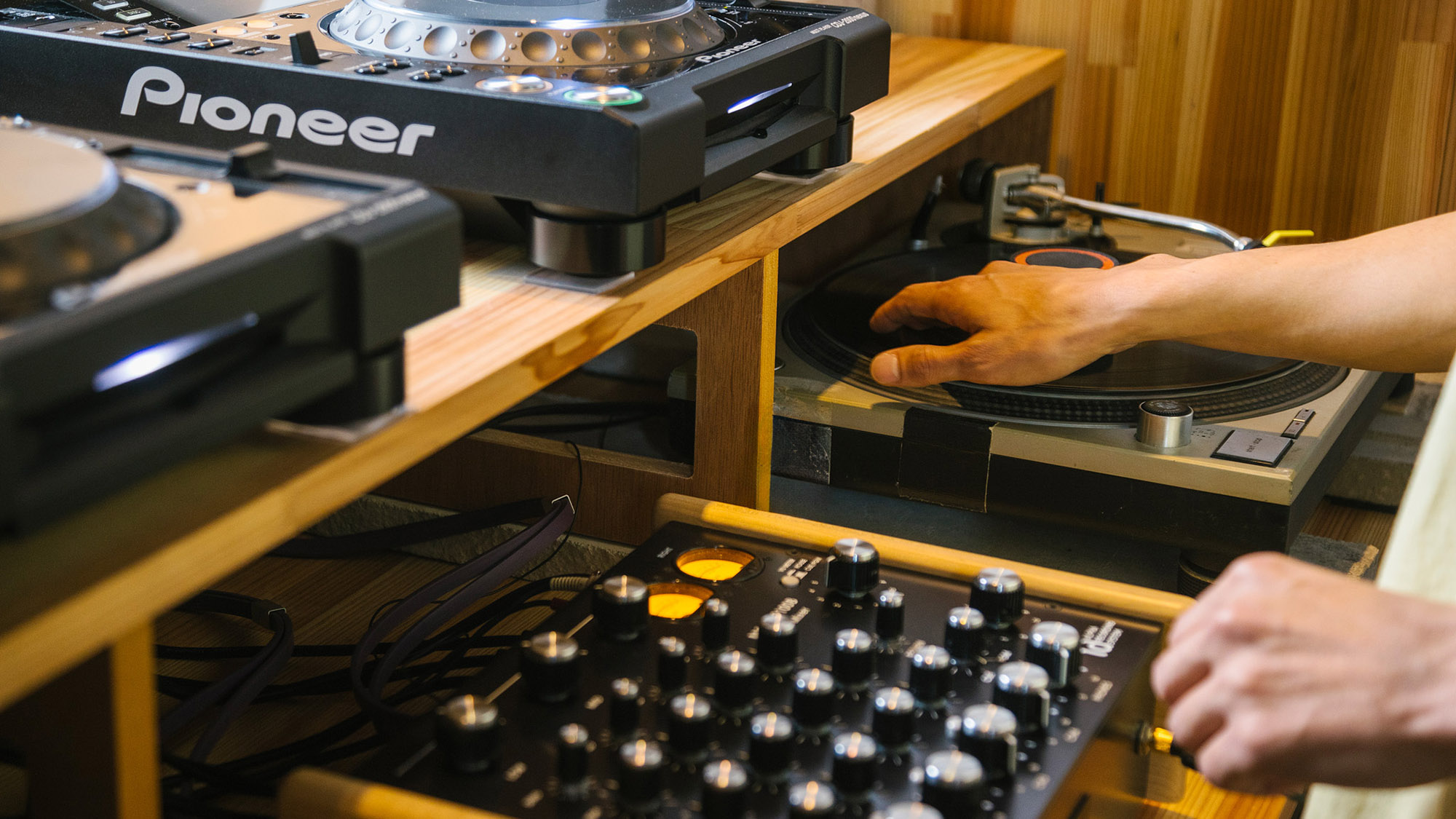 ・【caf&eacute; & music】世界のレコードと共に贅沢な音楽体験を