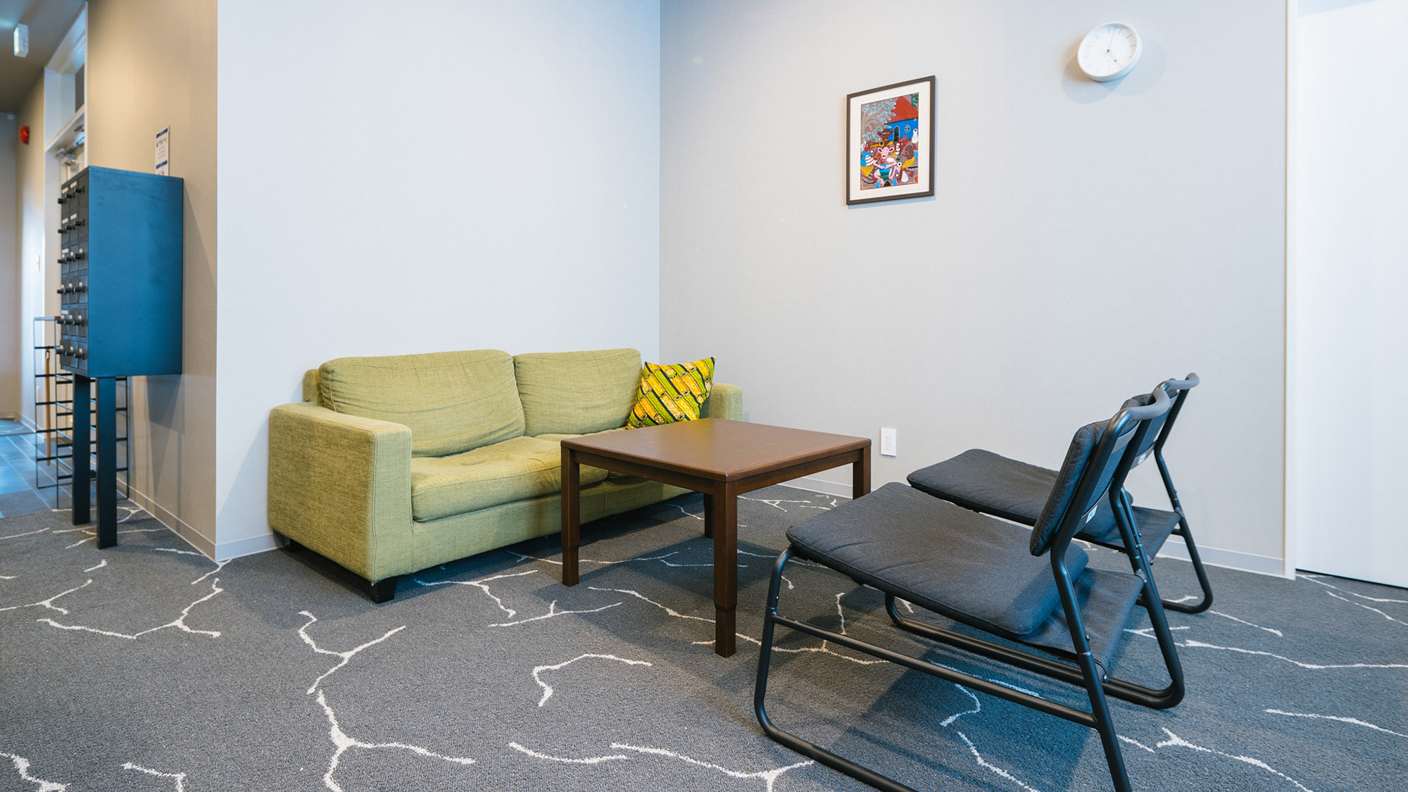 ・【ラウンジ】ゆったりしたソファスペースで、明るく落ち着いた雰囲気のラウンジは読書や談笑に最適