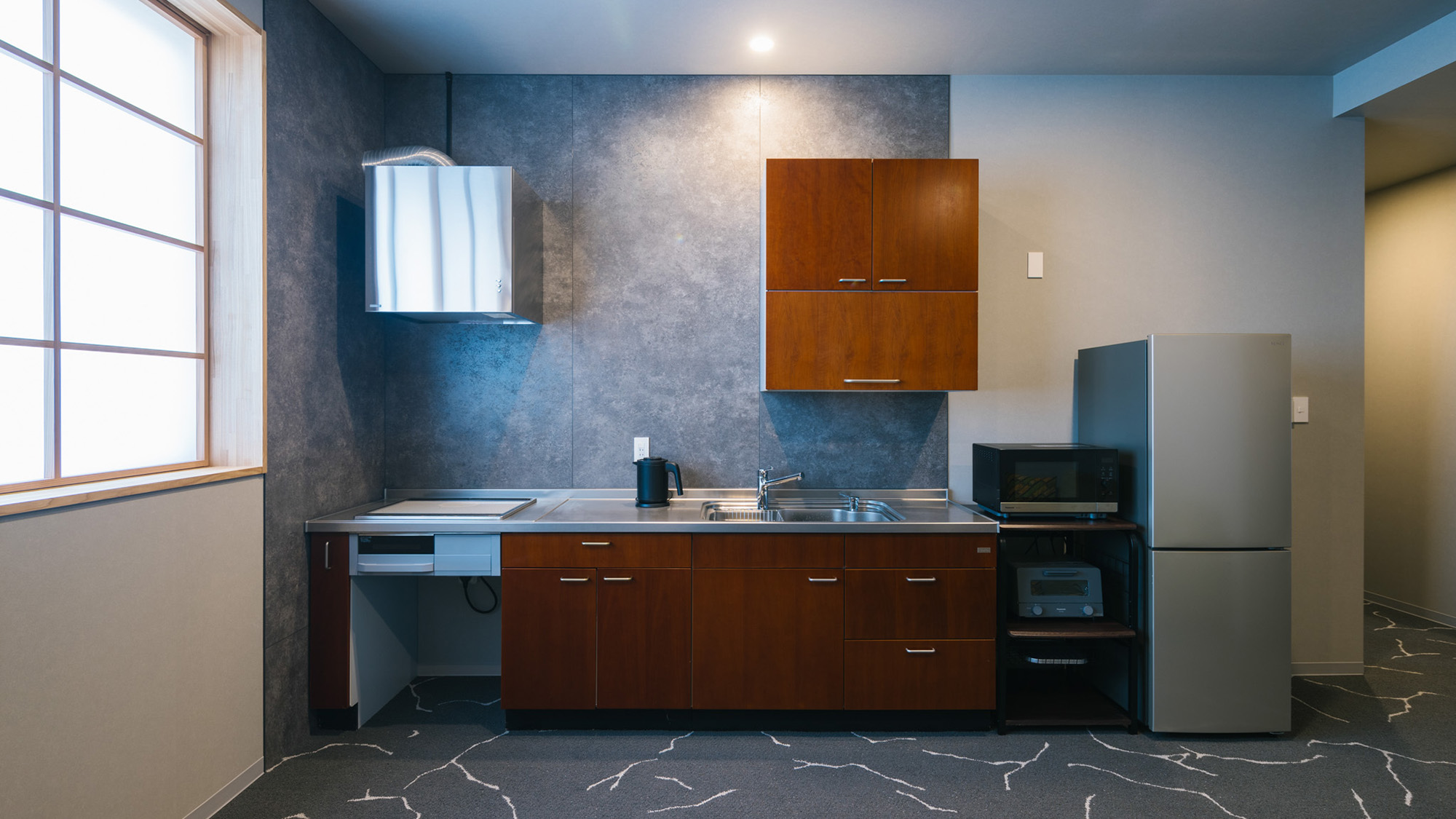 ・【キッチン】冷蔵庫や電子レンジも完備。充実した設備が整ったキッチンは自炊や長期滞在にも便利