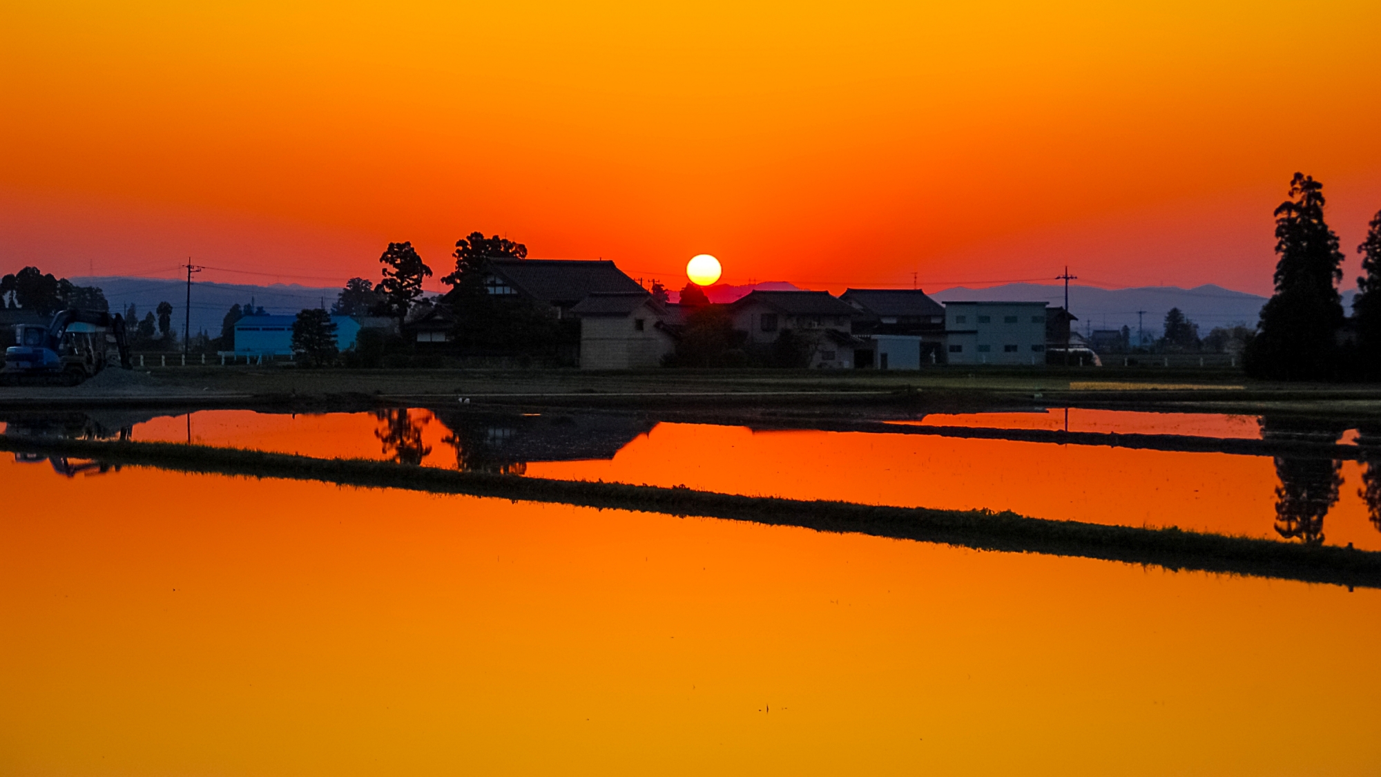 ◆春、砺波平野の水鏡と夕陽
