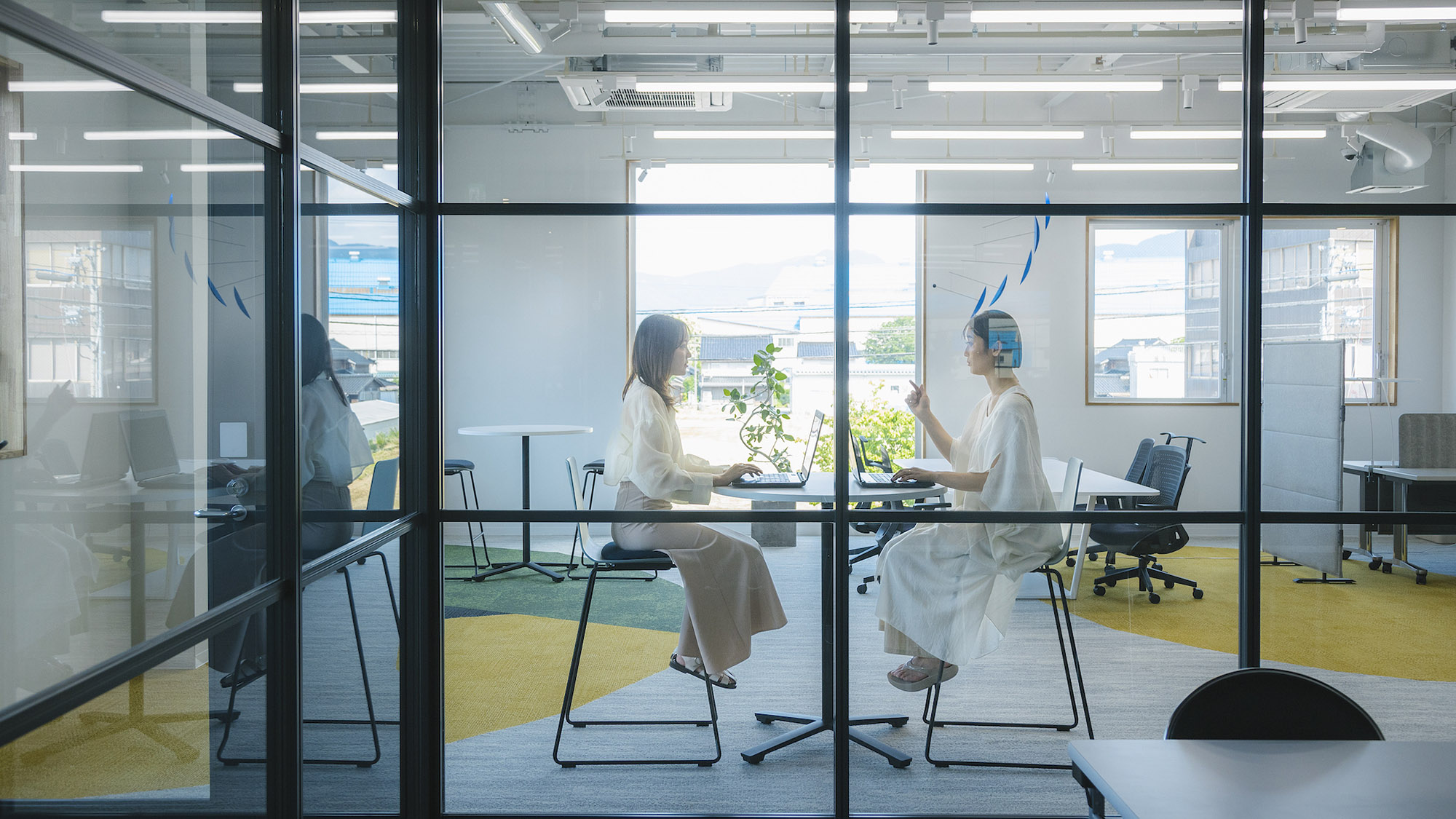 ・【ワーキングスペース】ガラス張りで開放抜群。打ち合わせやワーケーションにも最適な環境が整っています