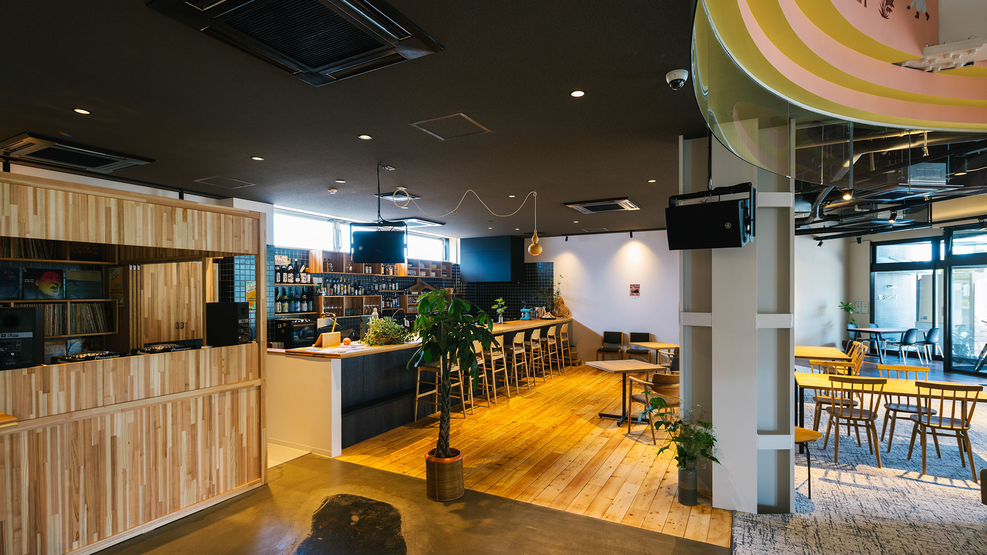 ・【caf&eacute; & music】「bom」は、お食事やスイーツ、お酒を音楽と一緒に楽しめる空間です