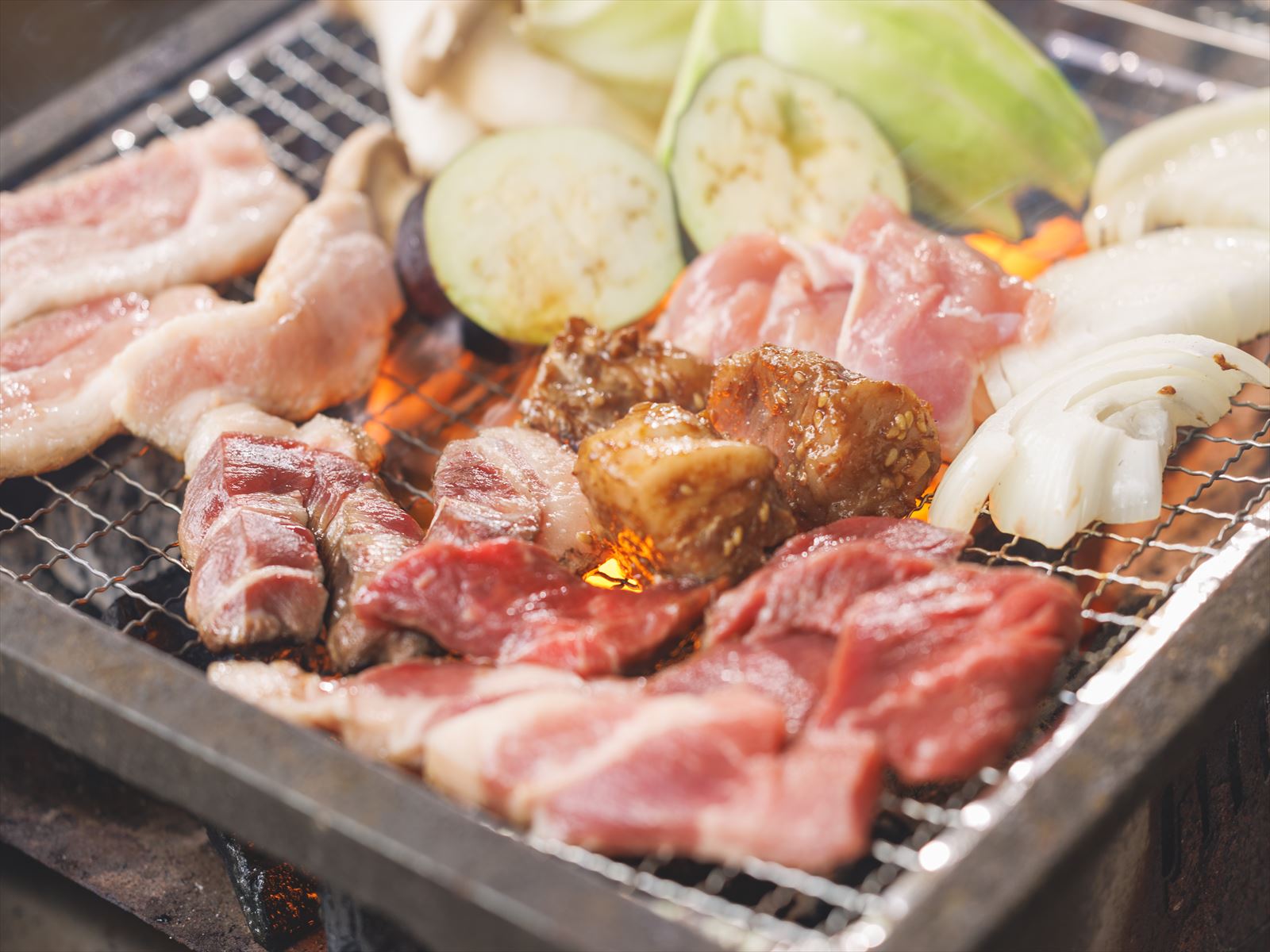 バーベキューの焼いている風景炎付