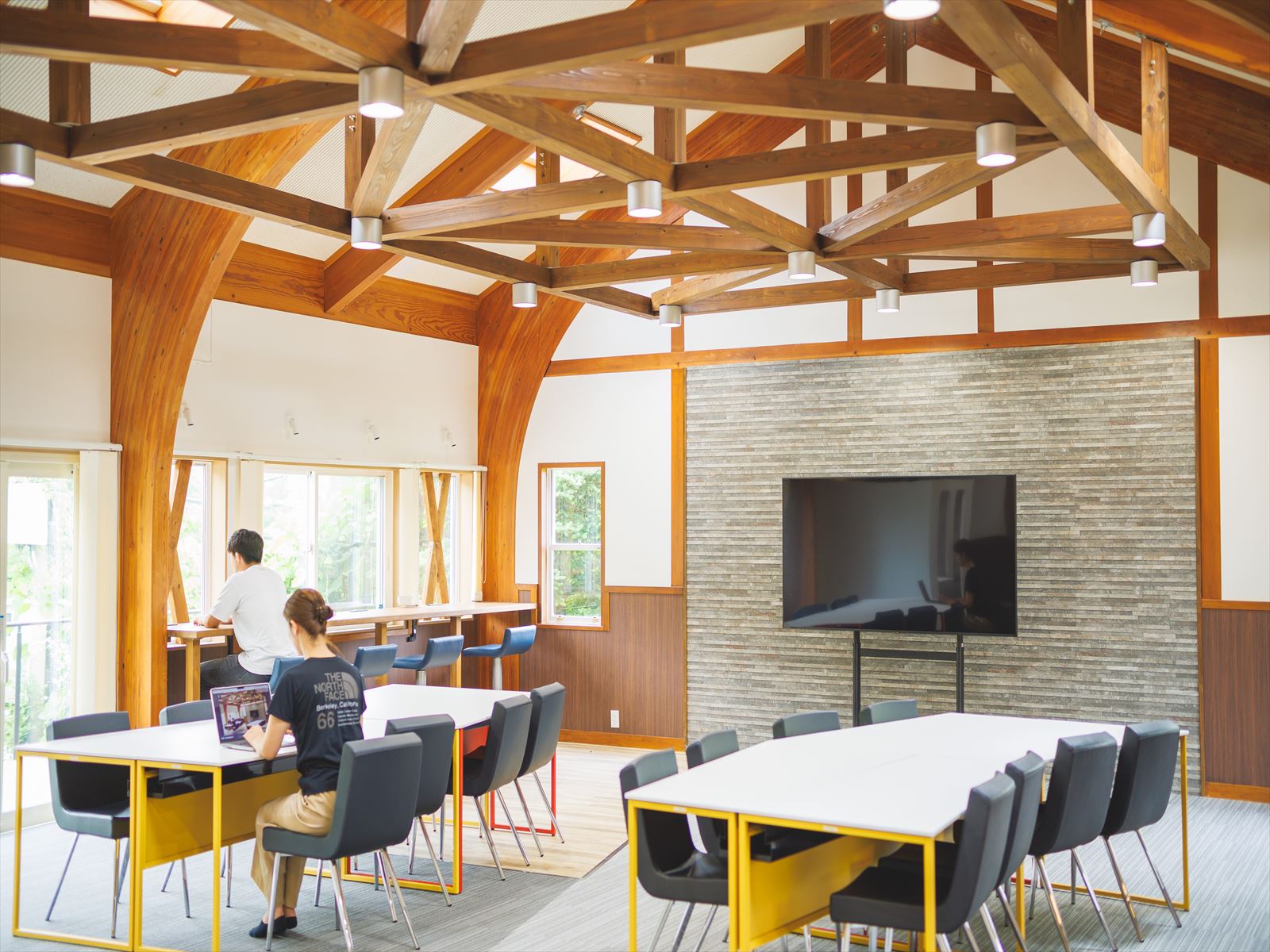 研修棟内観(使用例遠く)