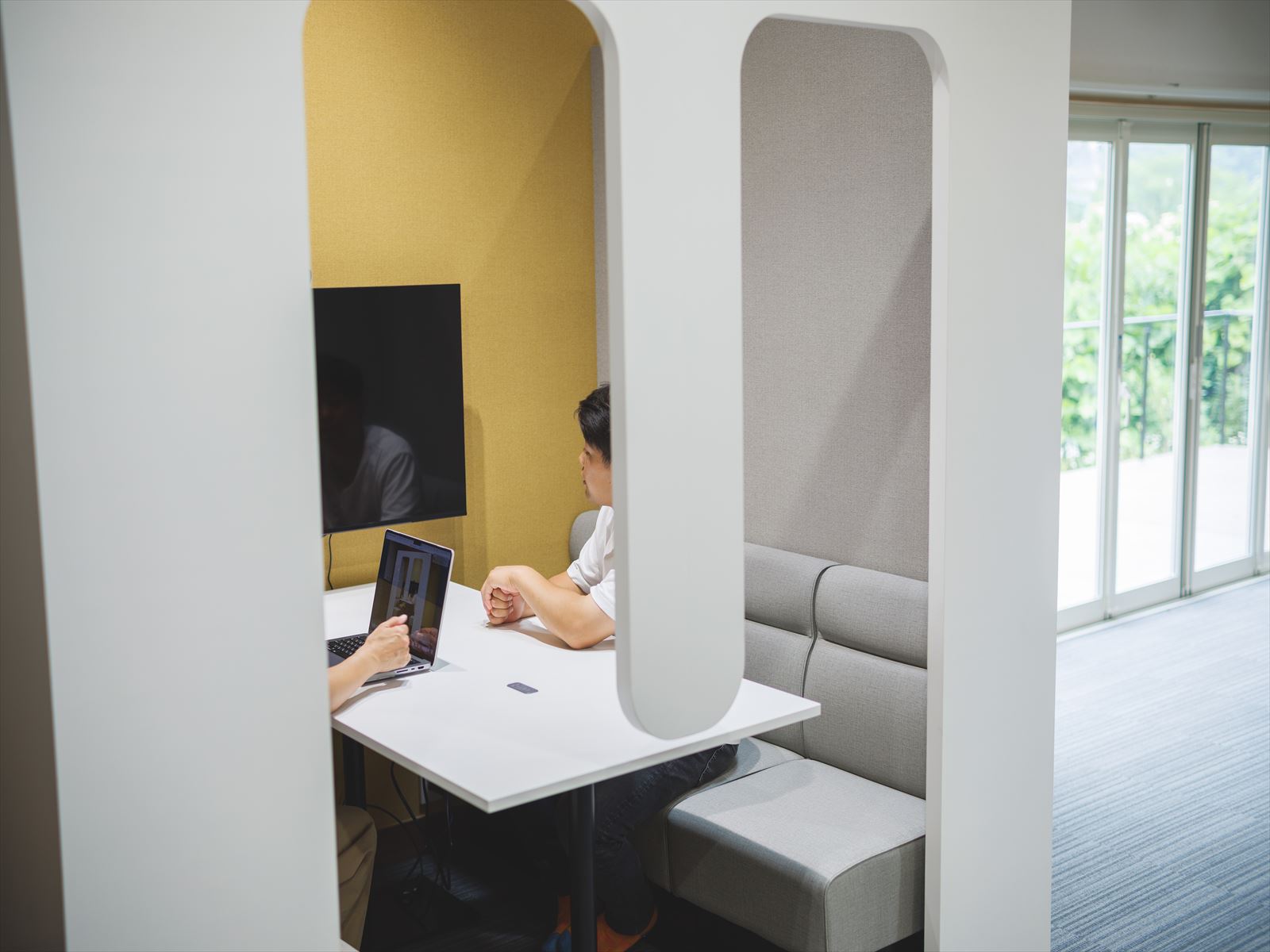 研修棟内観(ミーティングブース)